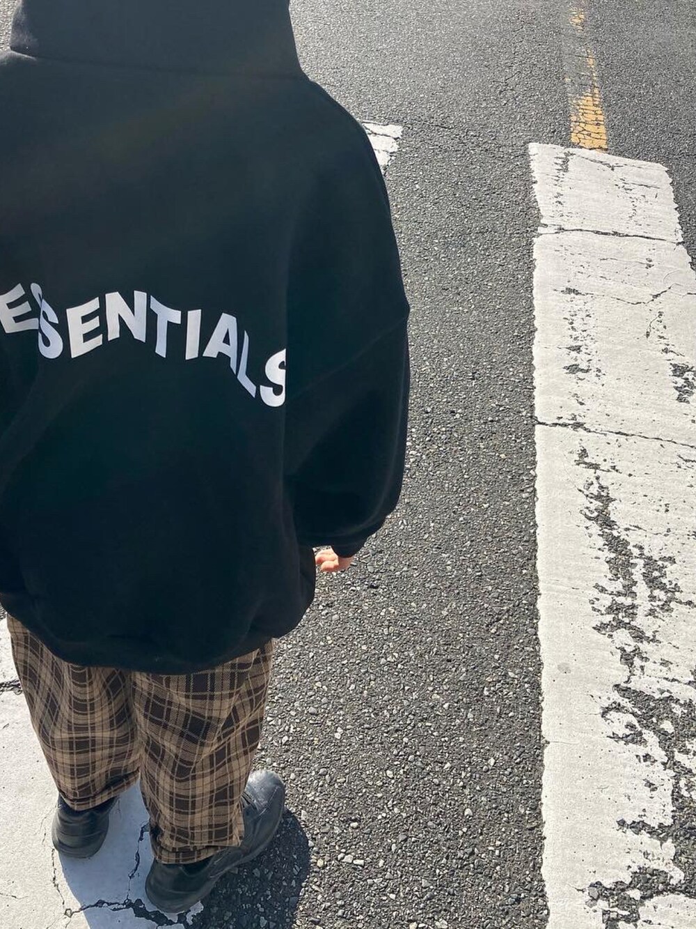 ブラウン系のパンツ、ブラック系のパーカーを着用したレディースの冬コーディネートの2枚目の写真