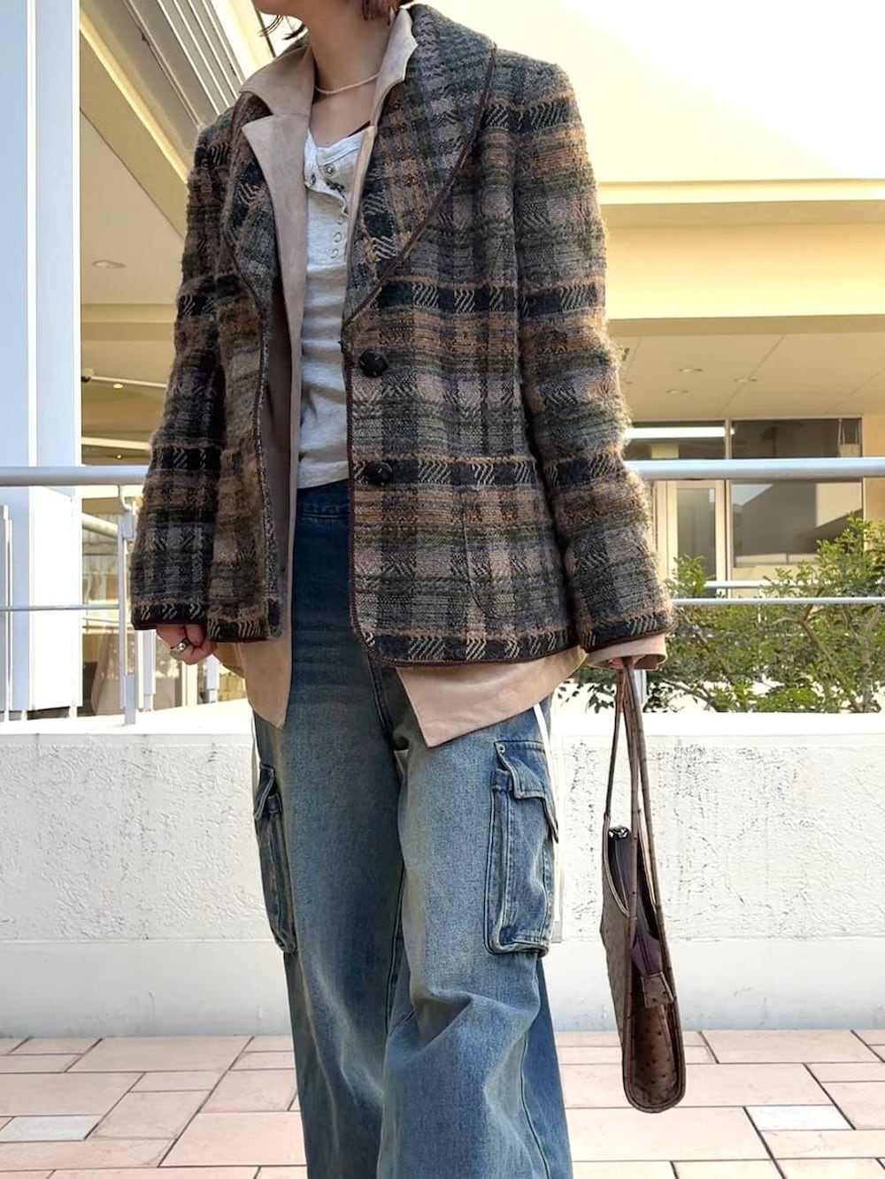 ブラック系のブーツ、ベージュ系のテーラードジャケットを着用したレディースの冬コーディネートの2枚目の写真