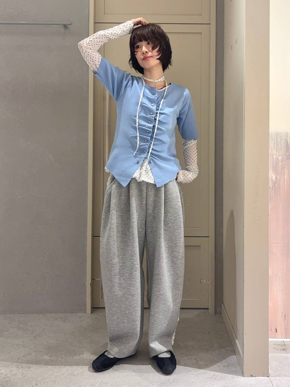 グレー系のスウェットパンツ、ブラック系のスニーカー、ホワイト系のTシャツ/カットソーを着用したレディースの春コーディネートの2枚目の写真