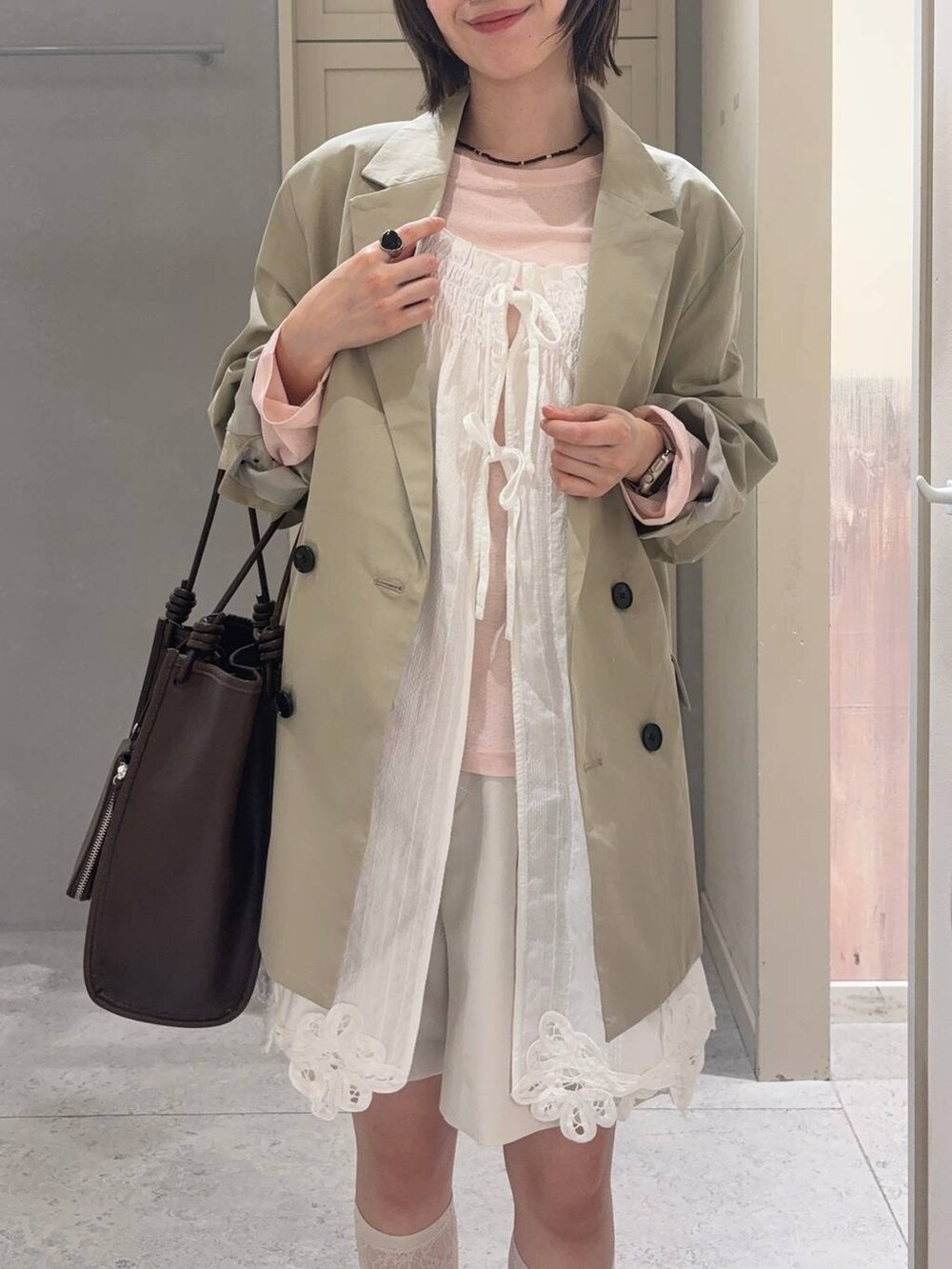 ホワイト系のその他パンツ、ピンク系のTシャツ/カットソー、ブラウン系のスニーカーを着用したレディースの春コーディネートの2枚目の写真