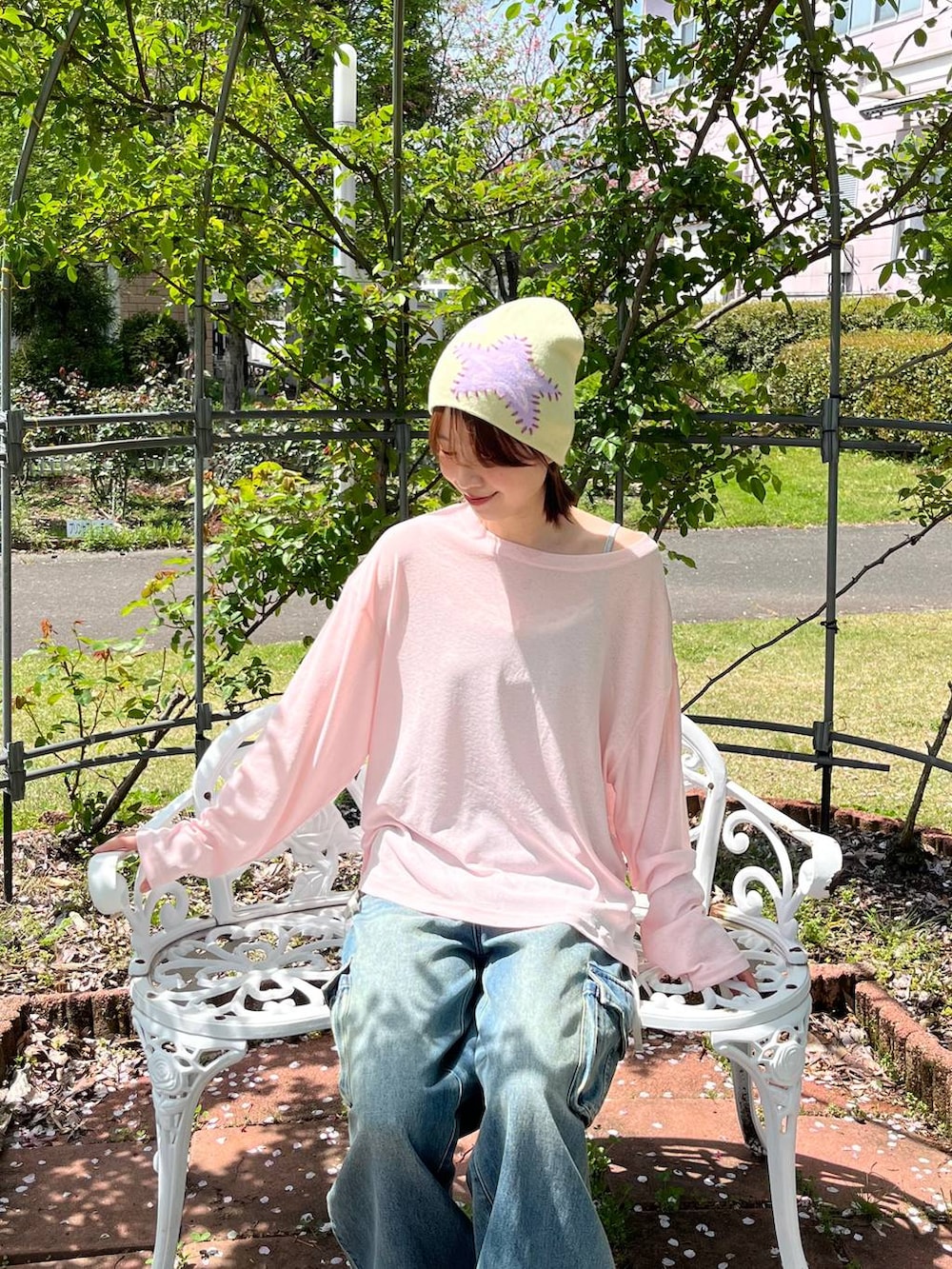 ピンク系のTシャツ/カットソー、グレー系のキャミソールを着用したレディースの春コーディネートの2枚目の写真