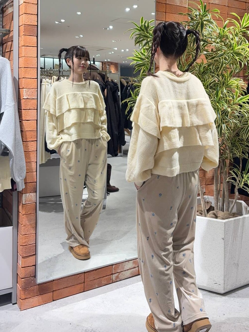 ホワイト系のその他アウター、ベージュ系のブーツ、ベージュ系のその他パンツを着用したレディースの冬コーディネートの2枚目の写真