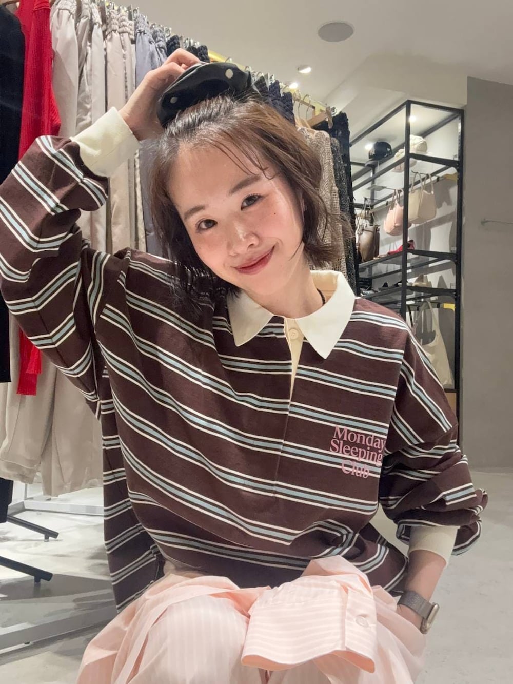 ブラック系のサンダル、ピンク系のシャツ/ブラウス、ピンク系のその他パンツを着用したレディースの春コーディネートの3枚目の写真