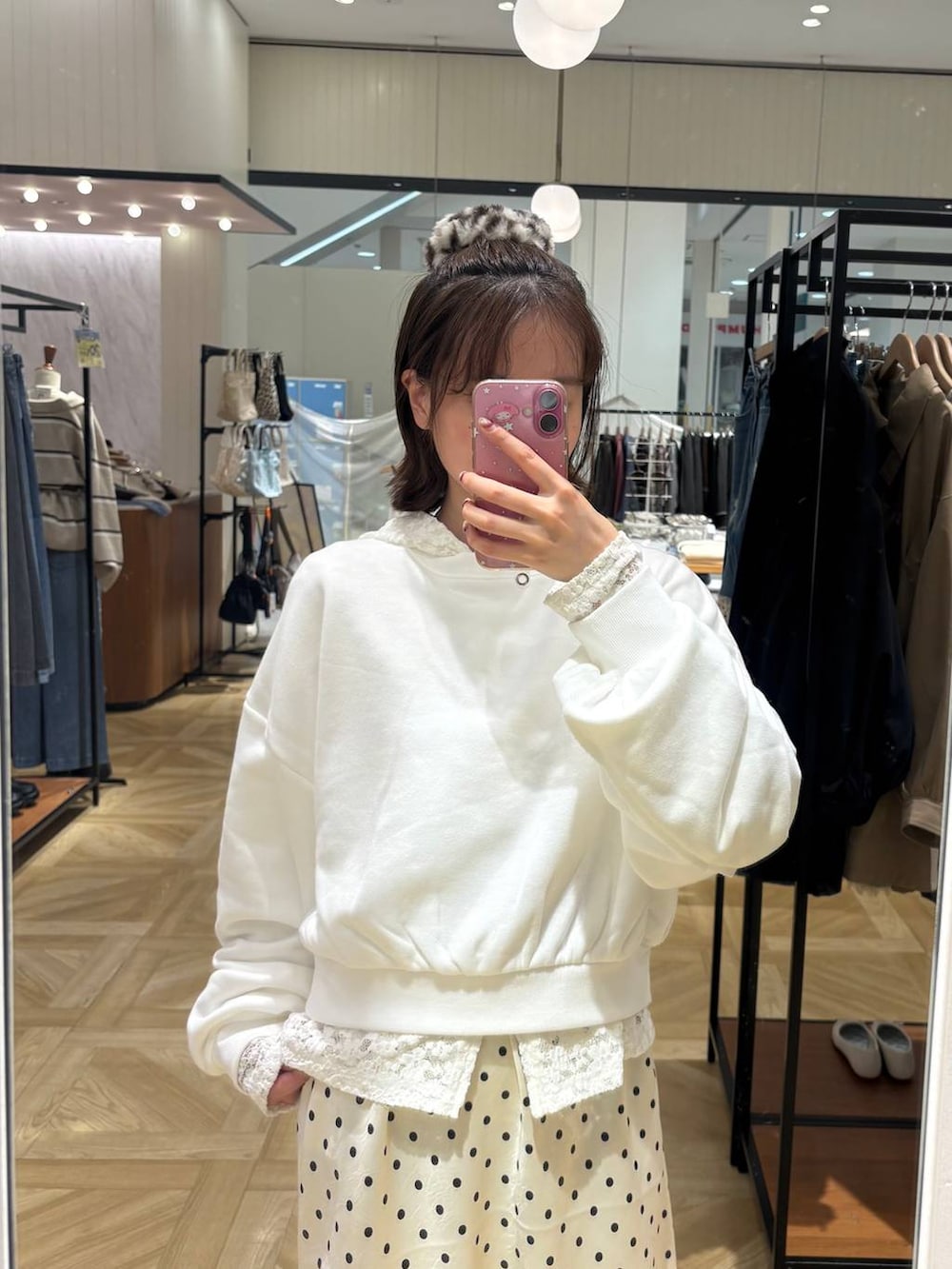 ホワイト系のTシャツ/カットソー、ブラウン系のブーツ、ホワイト系のスウェットを着用したレディースの秋コーディネートの2枚目の写真