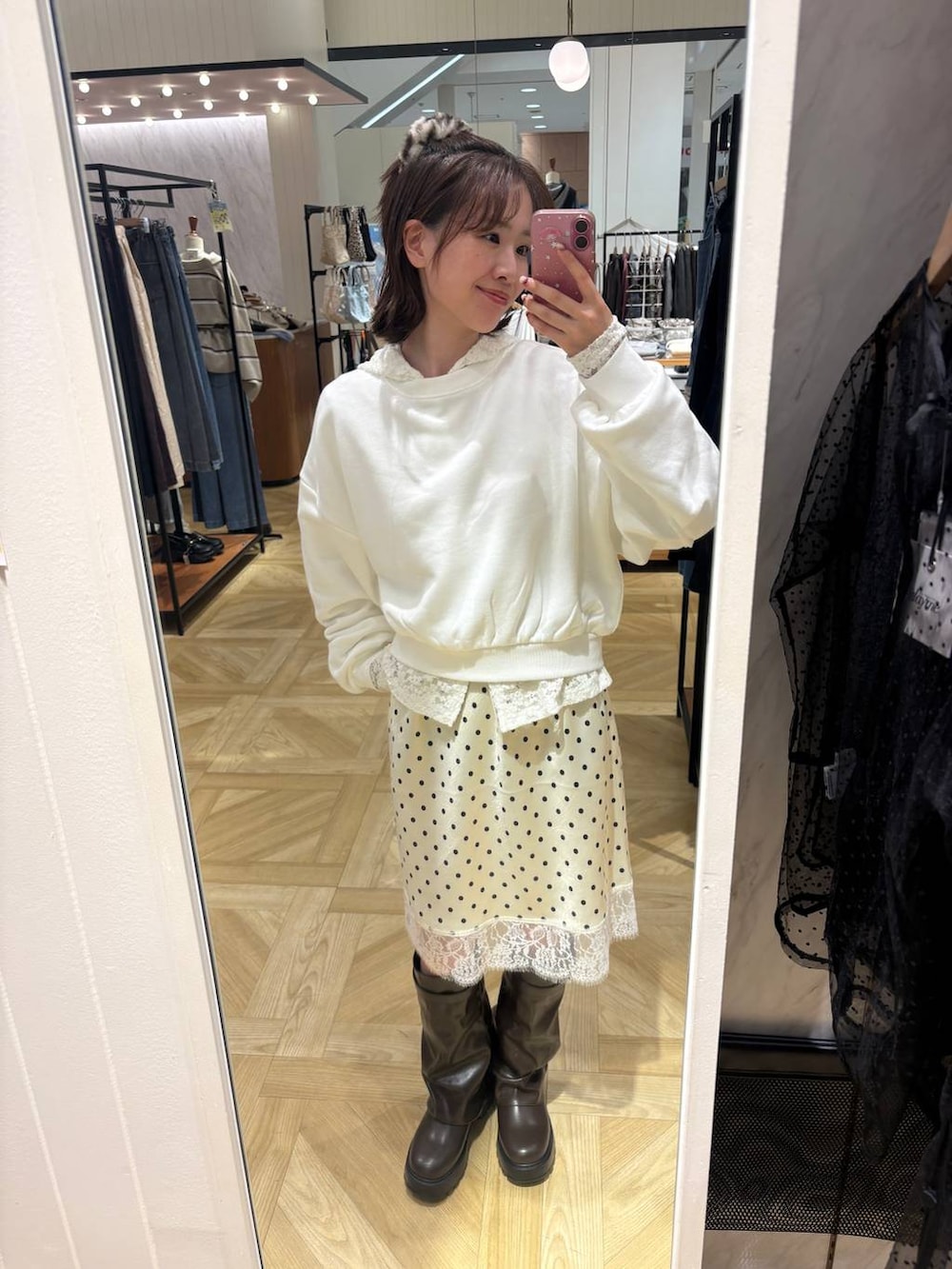 ホワイト系のTシャツ/カットソー、ブラウン系のブーツ、ホワイト系のスウェットを着用したレディースの秋コーディネートの3枚目の写真