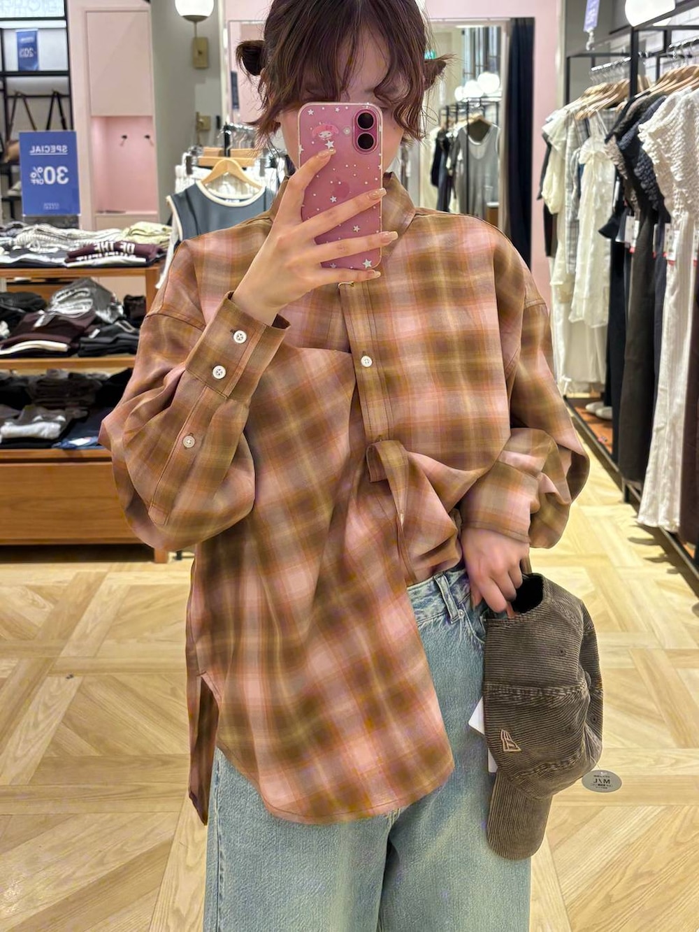 ブラウン系のローファー、ブルー系のデニムパンツ、ピンク系のシャツ/ブラウスを着用したレディースの秋コーディネートの2枚目の写真
