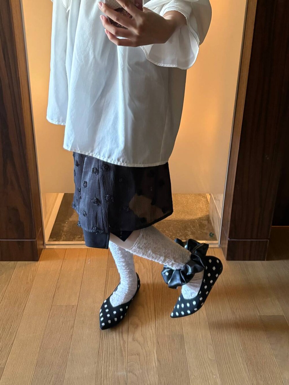 その他のパンプス、ブラック系のスカート、ブラック系のその他パンツを着用したレディースの春コーディネートの3枚目の写真