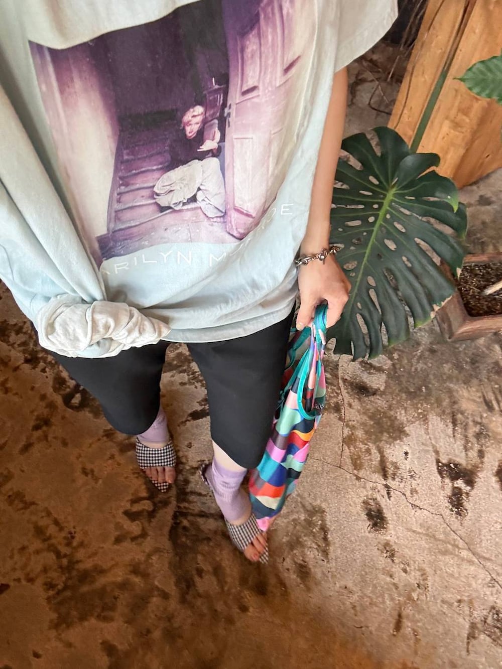ブラック系のその他パンツ、ブルー系のTシャツ/カットソー、ブラック系のサンダルを着用したレディースの夏コーディネートの2枚目の写真
