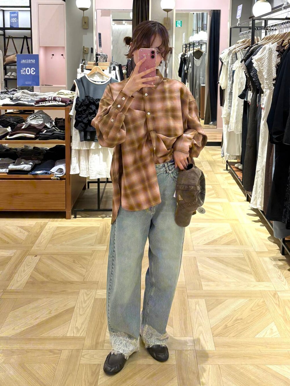 ブラウン系のローファー、ブルー系のデニムパンツ、ピンク系のシャツ/ブラウスを着用したレディースの秋コーディネートの2枚目の写真
