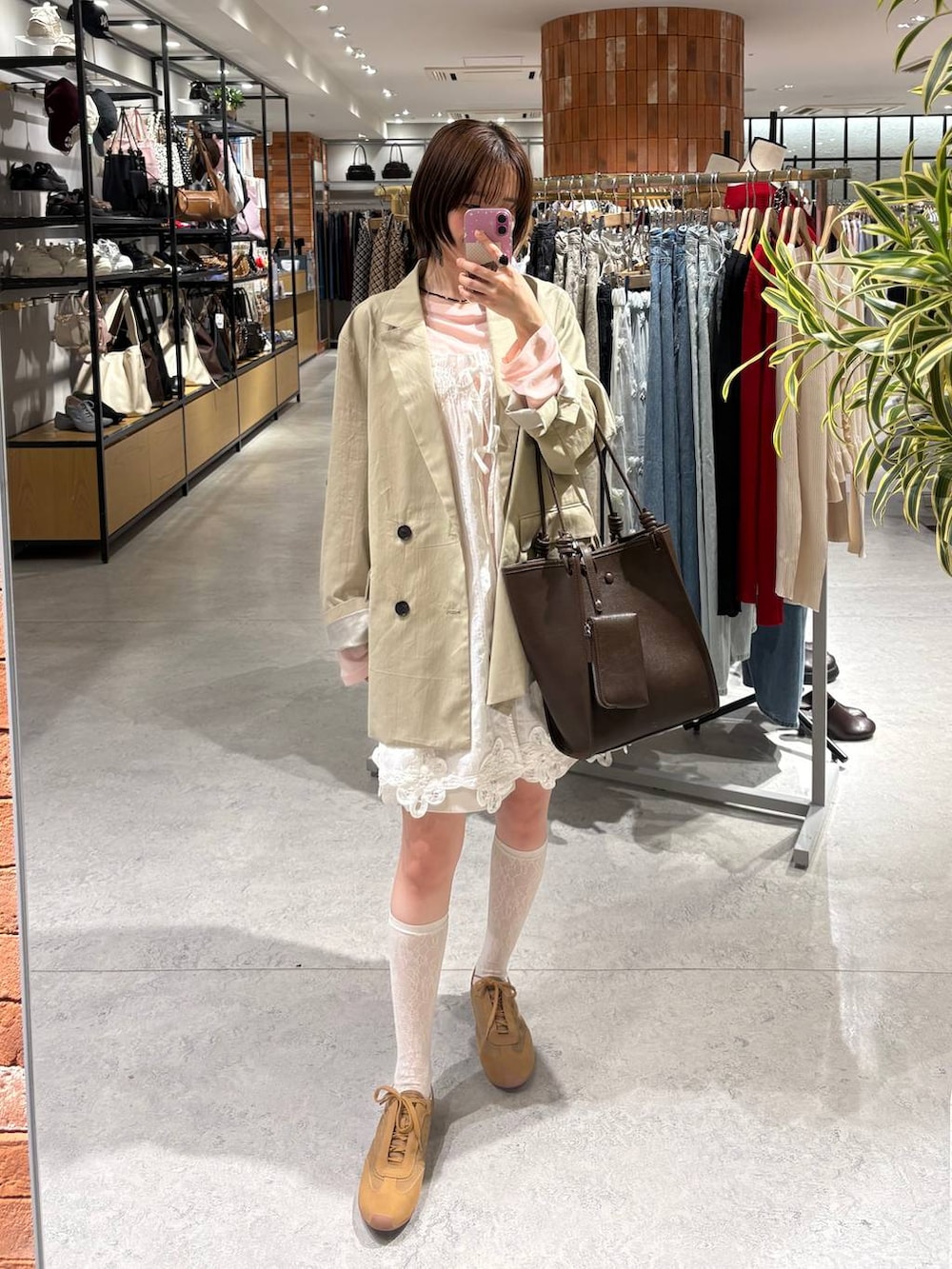 ホワイト系のその他パンツ、ピンク系のTシャツ/カットソー、ブラウン系のスニーカーを着用したレディースの春コーディネートの3枚目の写真