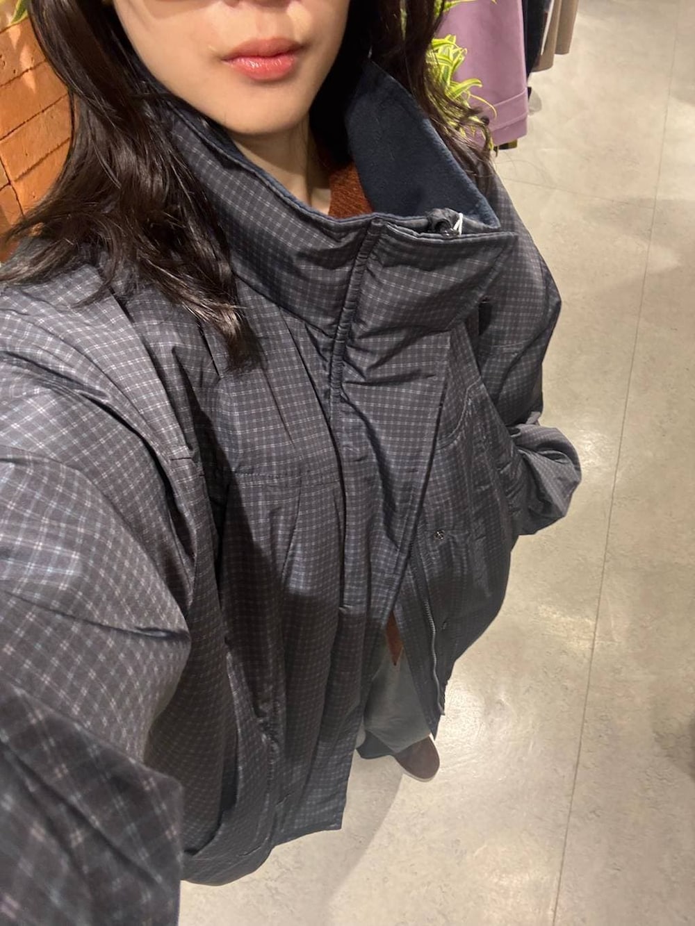 グレー系のブルゾンを着用したレディースの冬コーディネートの2枚目の写真