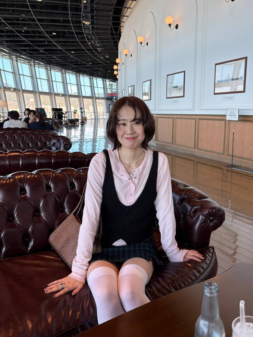 ピンク系のTシャツ/カットソー、ブラック系のニット/セーターを着用したレディースの冬コーディネートの3枚目の写真