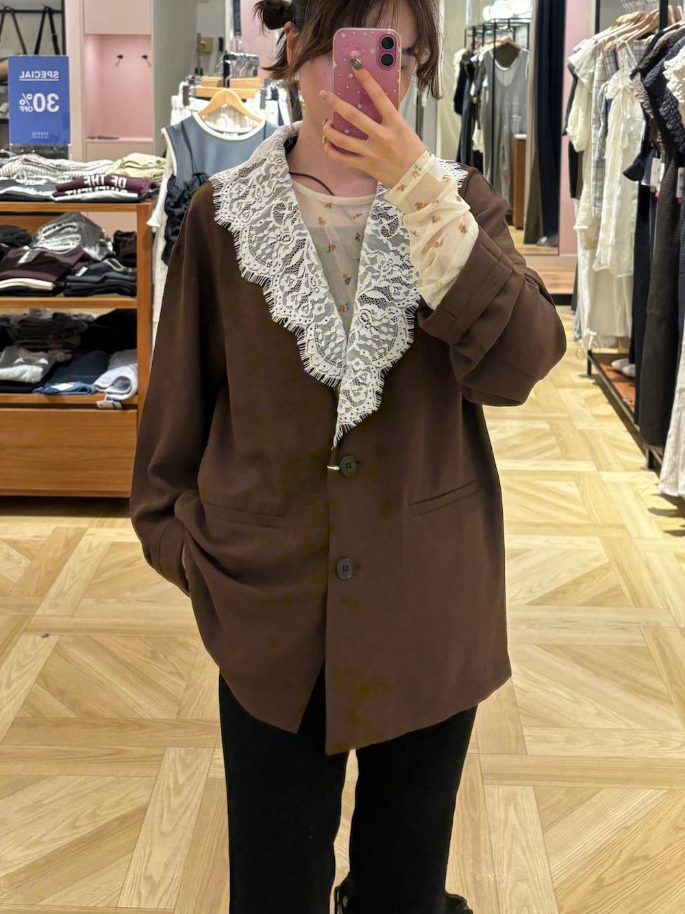 ブラウン系のバレエシューズ、ブラック系のその他パンツ、ブラウン系のテーラードジャケットを着用したレディースの秋コーディネートの2枚目の写真