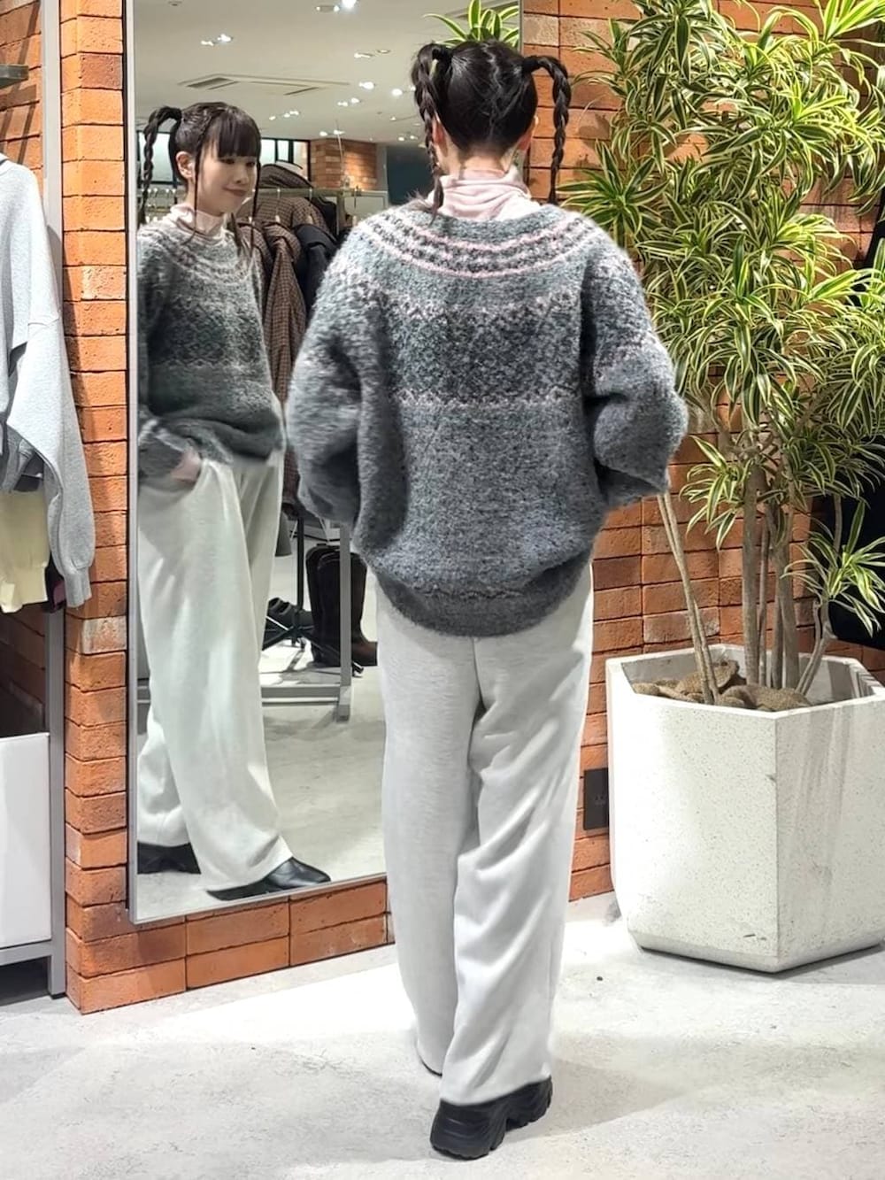 ブラック系のブーツ、グレー系のスウェットパンツ、ブラック系のブルゾンを着用したレディースの冬コーディネートの2枚目の写真