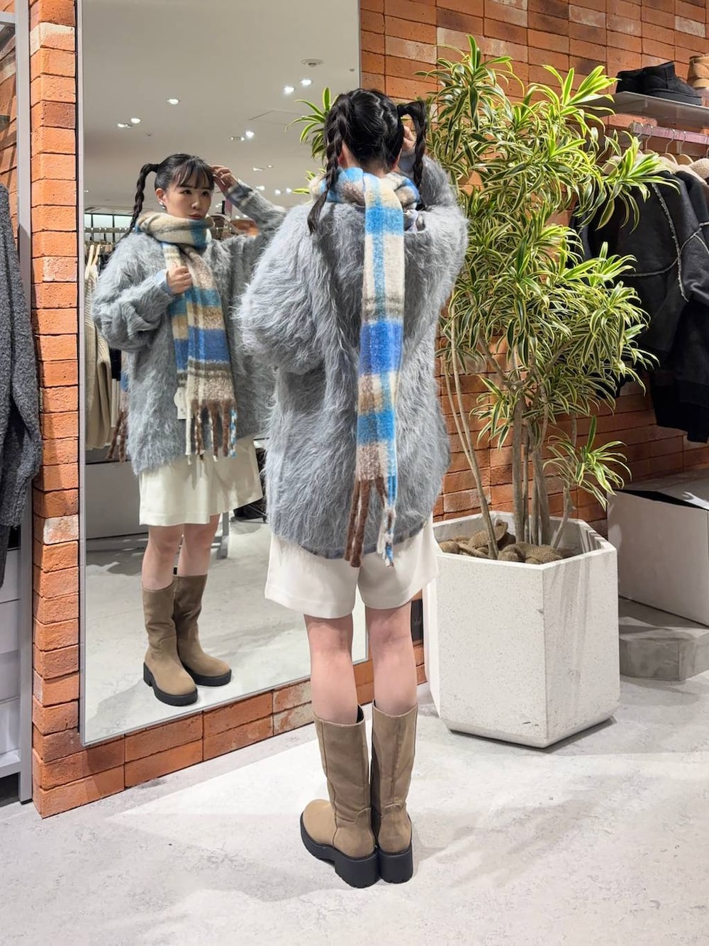 ブルー系のシャツ/ブラウス、ホワイト系のその他パンツ、ベージュ系のブーツを着用したレディースの冬コーディネートの2枚目の写真