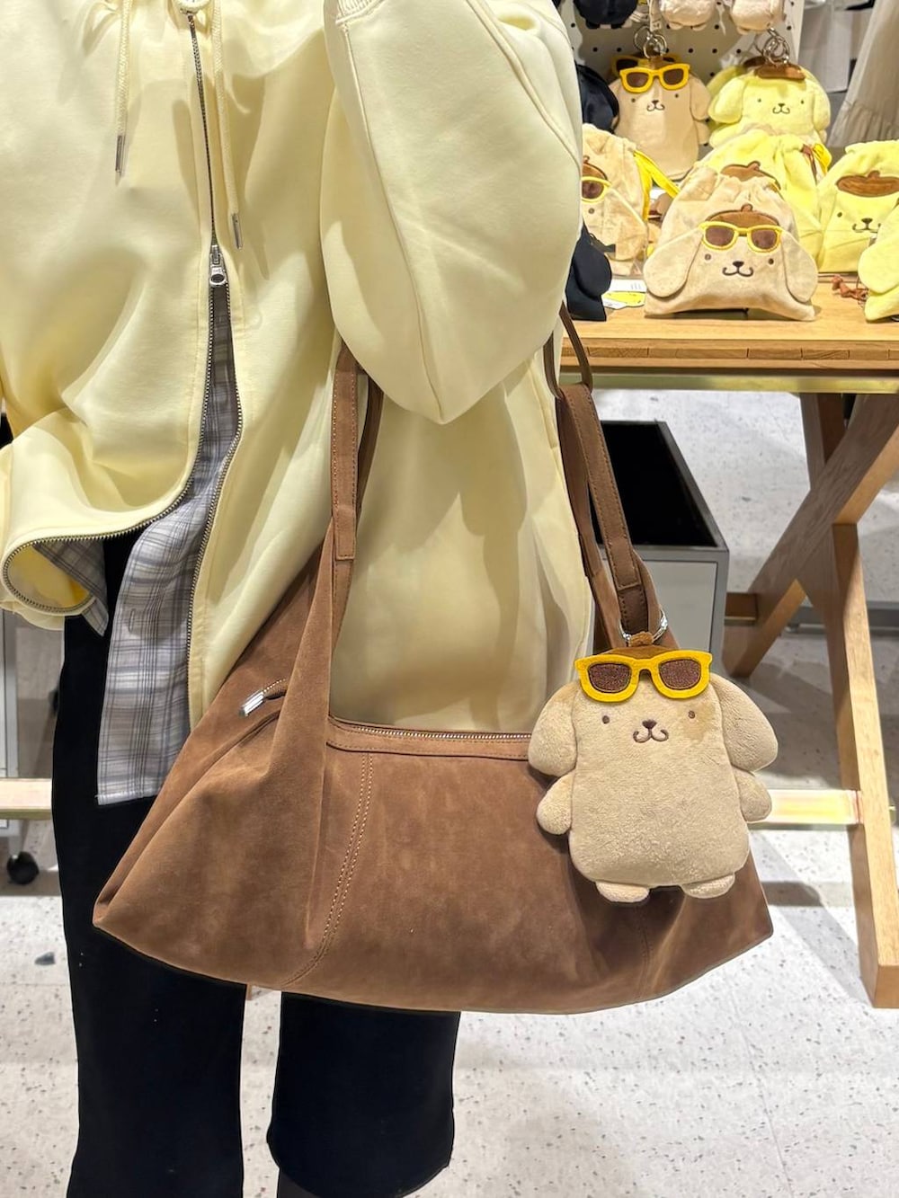 イエロー系のパーカー、その他のシャツ/ブラウス、ブラウン系のエコバッグ/サブバッグを着用したレディースの春コーディネートの2枚目の写真