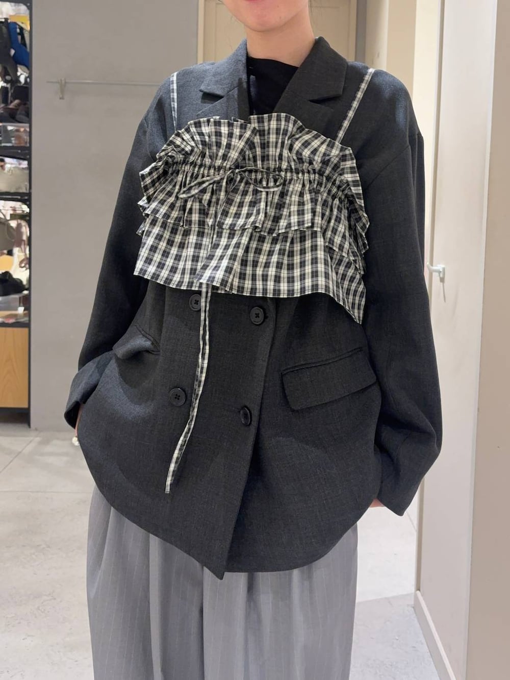 グレー系のその他パンツ、グレー系のテーラードジャケット、ブラック系のローファーを着用したレディースの冬コーディネートの2枚目の写真