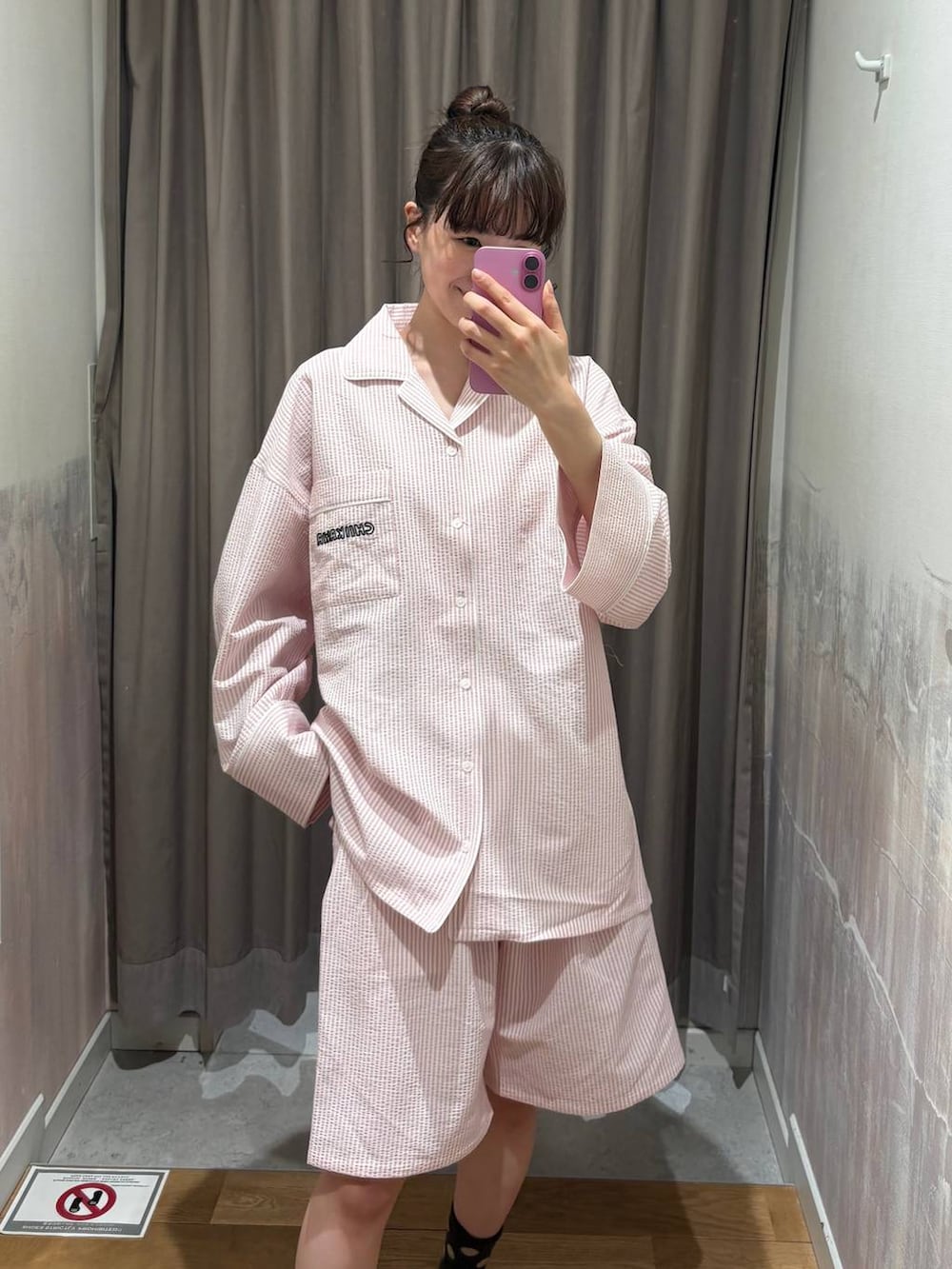 ピンク系のルームウェア/パジャマを着用したレディースの冬コーディネートの2枚目の写真