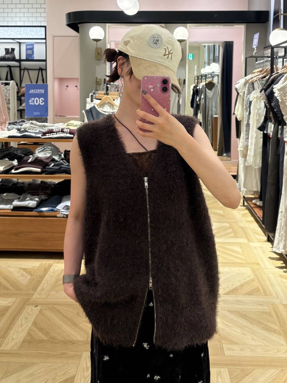 ブラック系のスカート、ブラック系のその他パンツ、ブラウン系のベストを着用したレディースの秋コーディネートの2枚目の写真