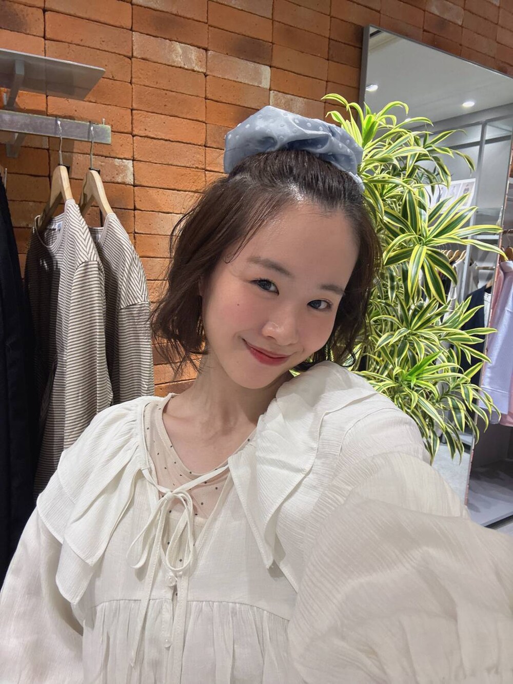 ホワイト系のTシャツ/カットソー、ブラウン系のローファー、ホワイト系のシャツ/ブラウスを着用したレディースの春コーディネートの2枚目の写真