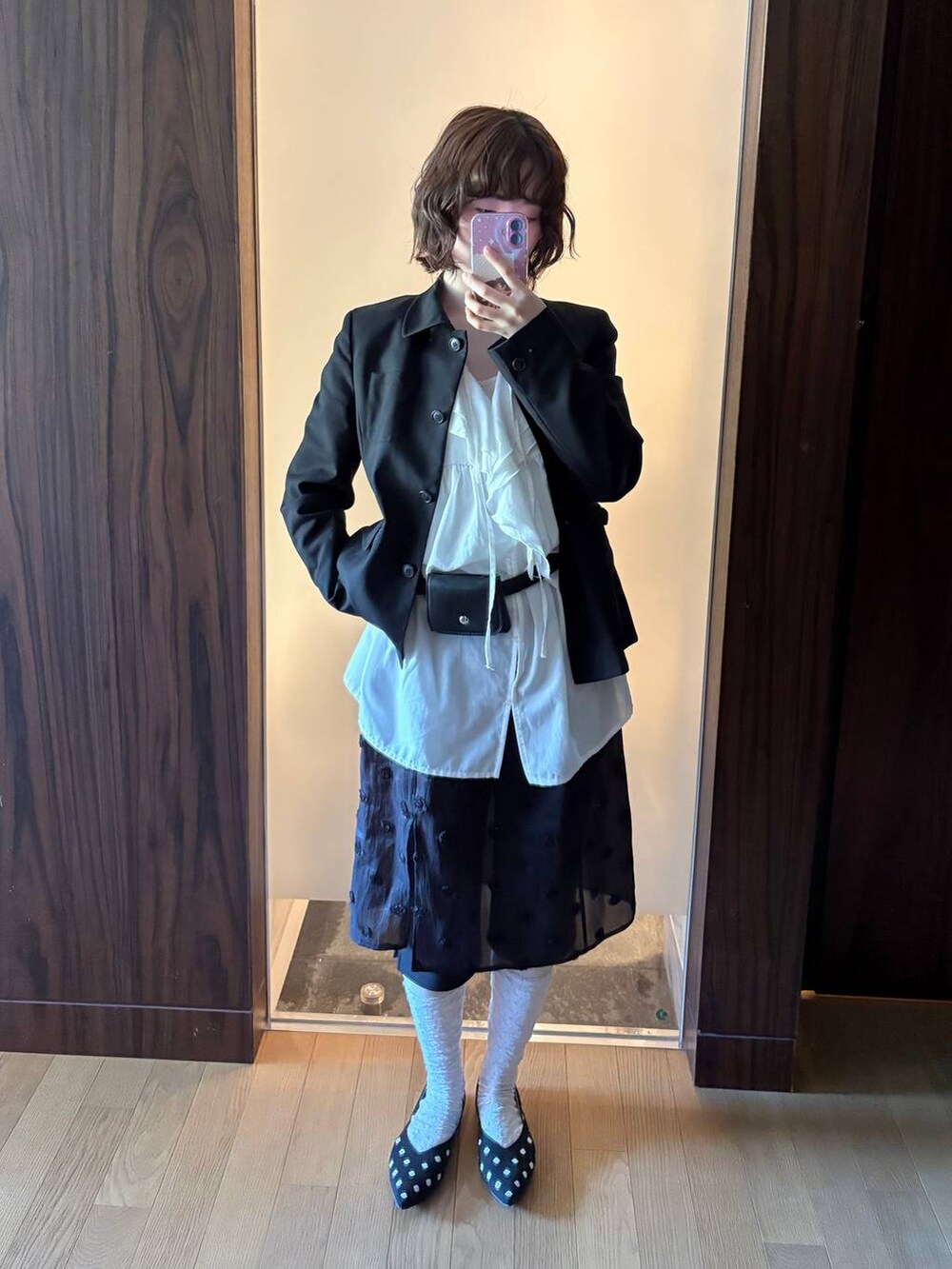 その他のパンプス、ブラック系のスカート、ブラック系のその他パンツを着用したレディースの春コーディネートの2枚目の写真