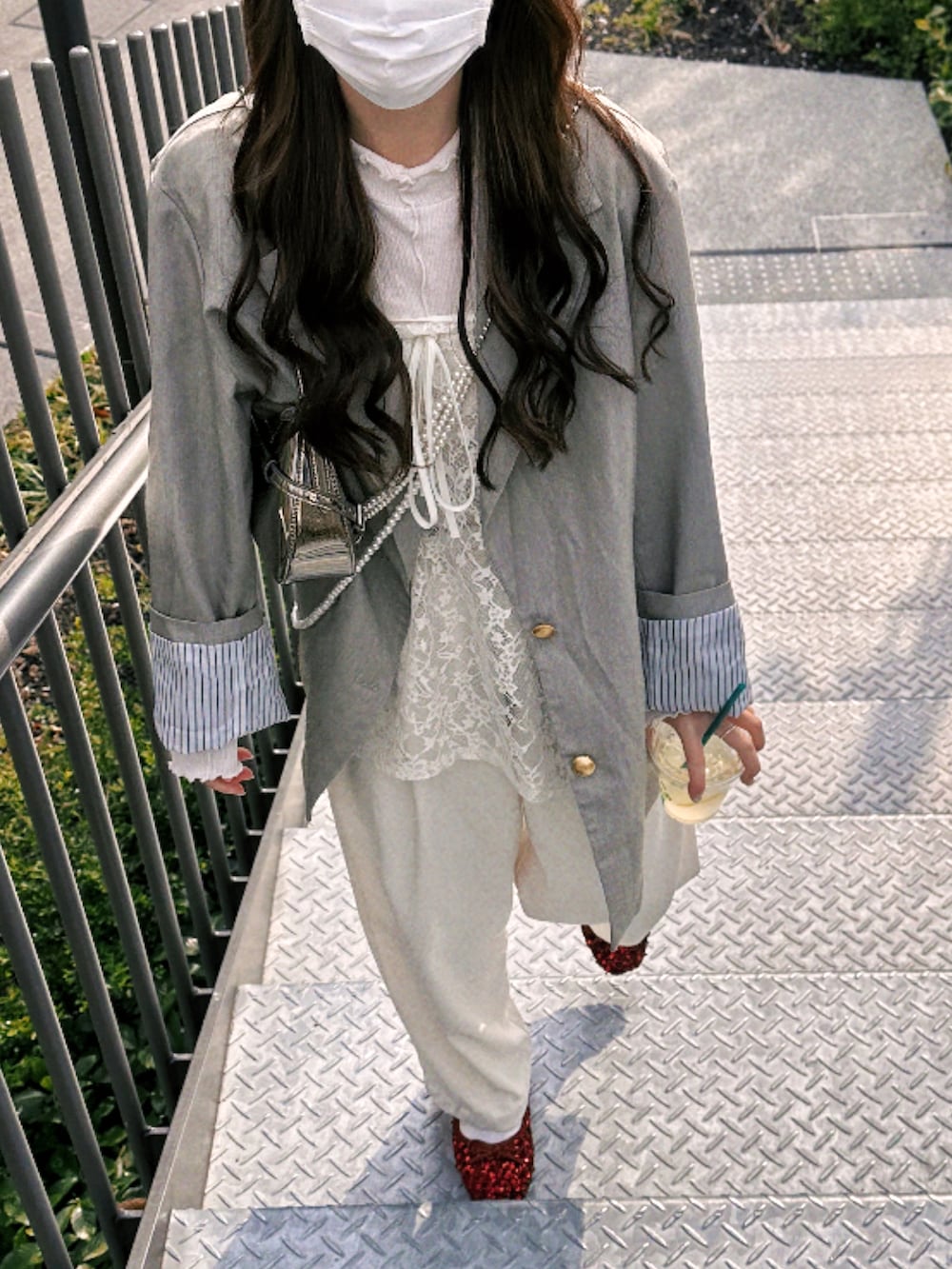 シルバー系のショルダーバッグ、その他のその他を着用したレディースの夏コーディネートの2枚目の写真