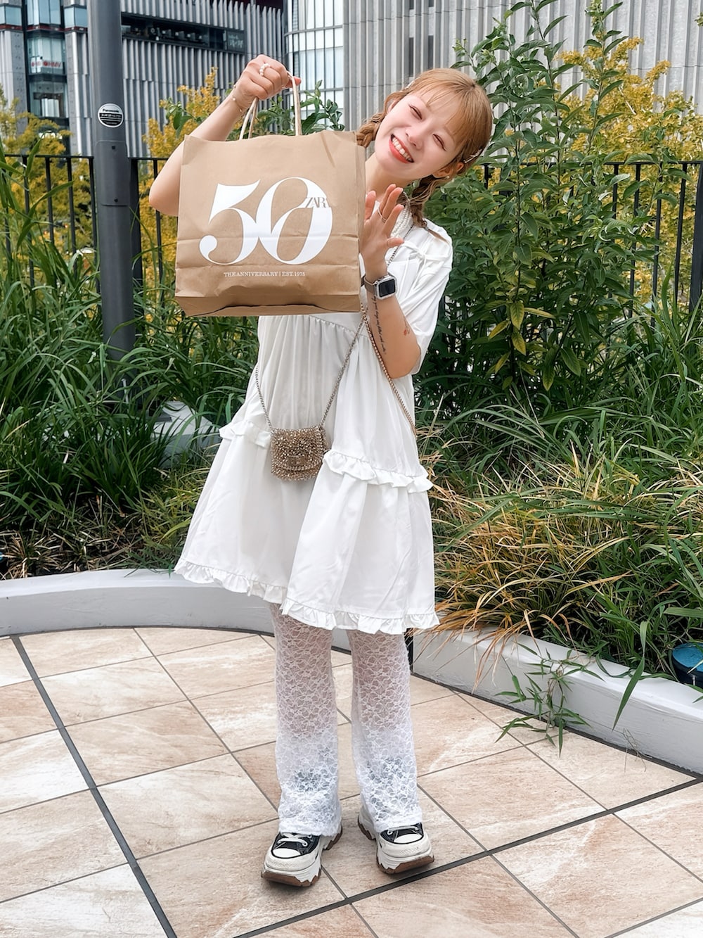 ホワイト系のその他パンツ、ホワイト系のTシャツ/カットソー、ゴールド系のバッグを着用したレディースの夏コーディネートの2枚目の写真