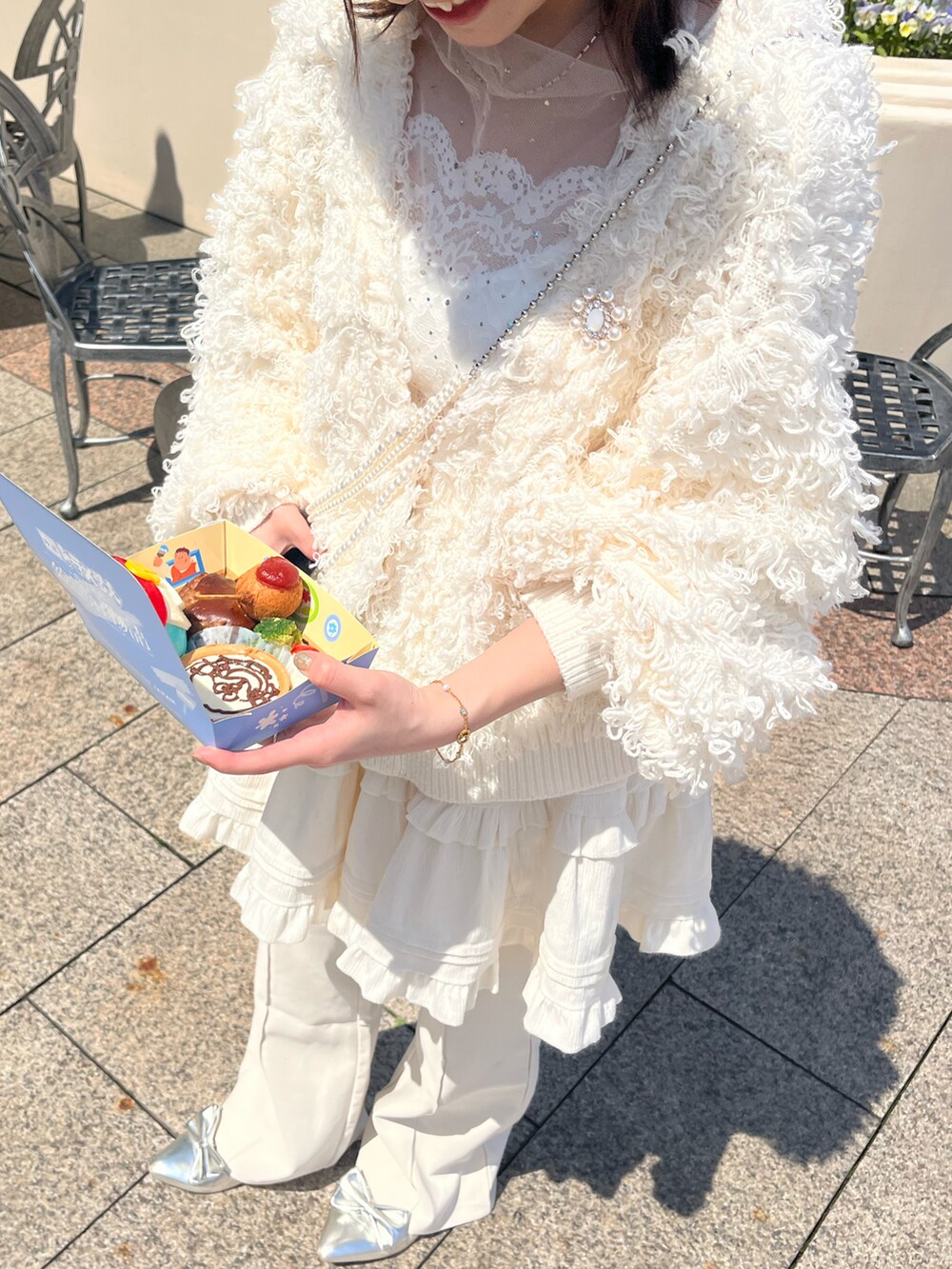 ホワイト系のスラックス、シルバー系のショルダーバッグ、その他のその他を着用したレディースの夏コーディネートの2枚目の写真