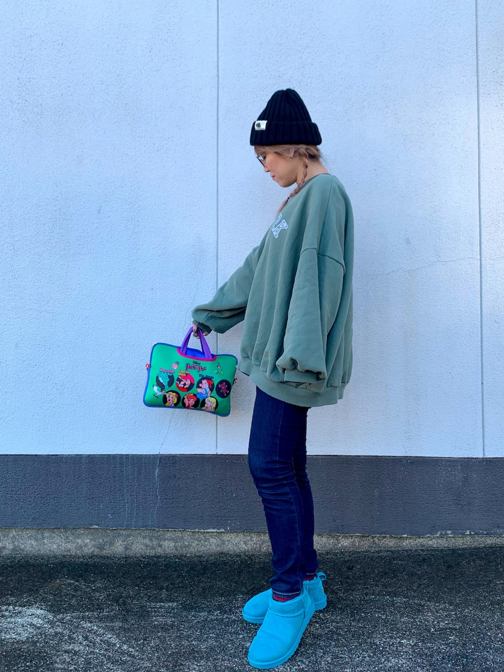 ブルー系のブーツ、ブラック系のデニムパンツ、ホワイト系のスウェットを着用したレディースの冬コーディネートの3枚目の写真