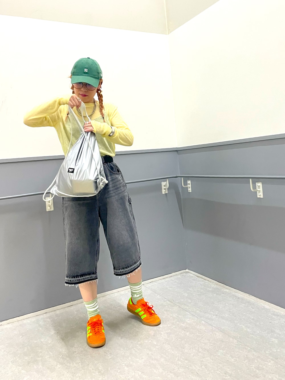 イエロー系のTシャツ/カットソー、ブラック系のその他パンツ、シルバー系のバックパック/リュックを着用したレディースの夏コーディネートの3枚目の写真