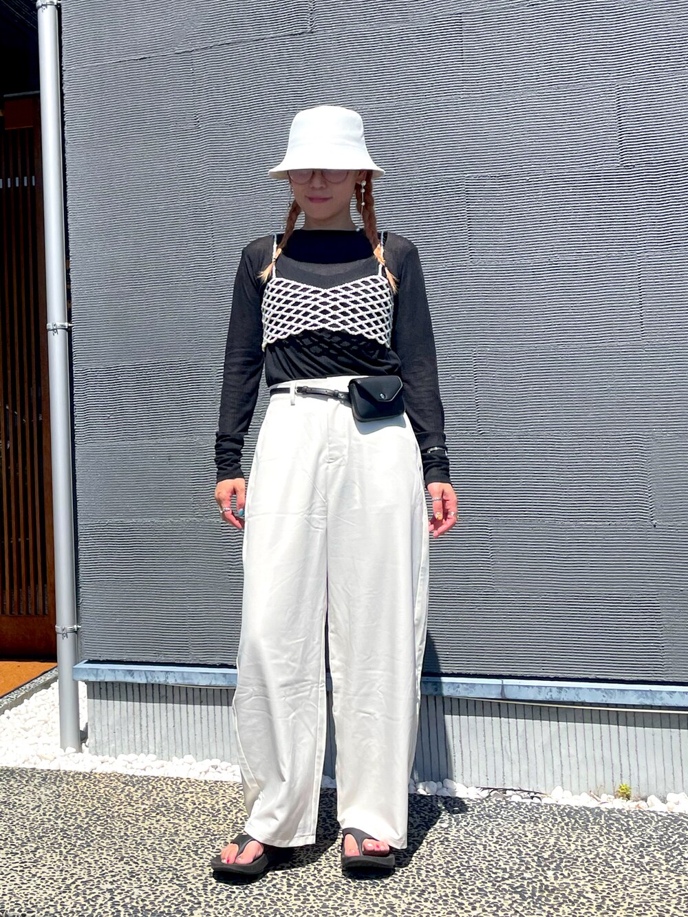 ブラック系のTシャツ/カットソー、ホワイト系のその他パンツ、ブラック系のボディバッグ/ウエストポーチを着用したレディースの秋コーディネートの5枚目の写真