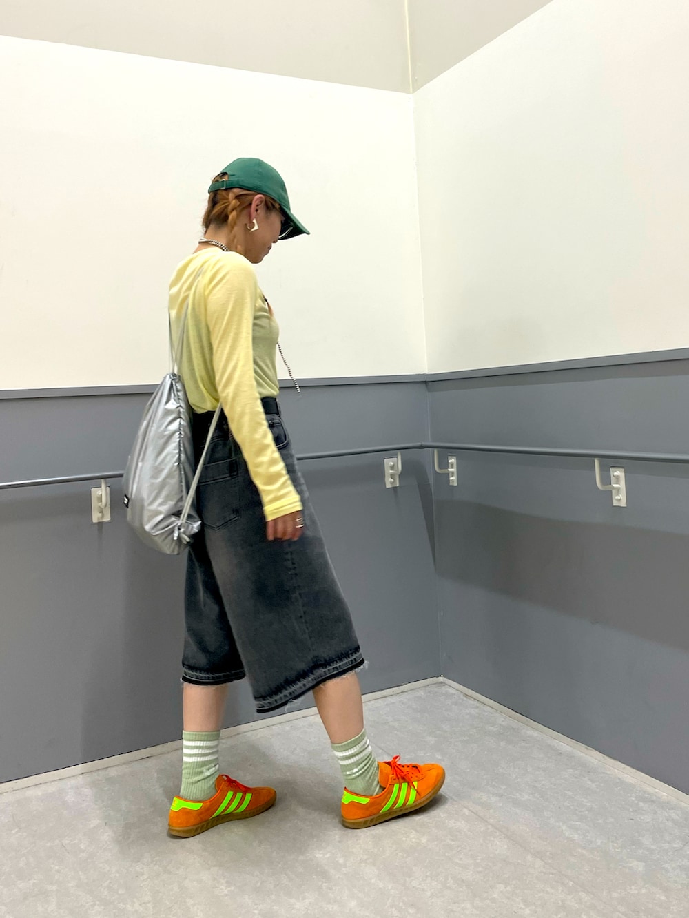 イエロー系のTシャツ/カットソー、ブラック系のその他パンツ、シルバー系のバックパック/リュックを着用したレディースの夏コーディネートの5枚目の写真
