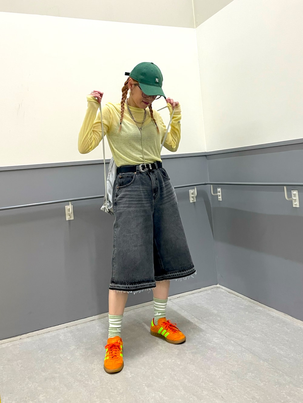 イエロー系のTシャツ/カットソー、ブラック系のその他パンツ、シルバー系のバックパック/リュックを着用したレディースの夏コーディネートの2枚目の写真