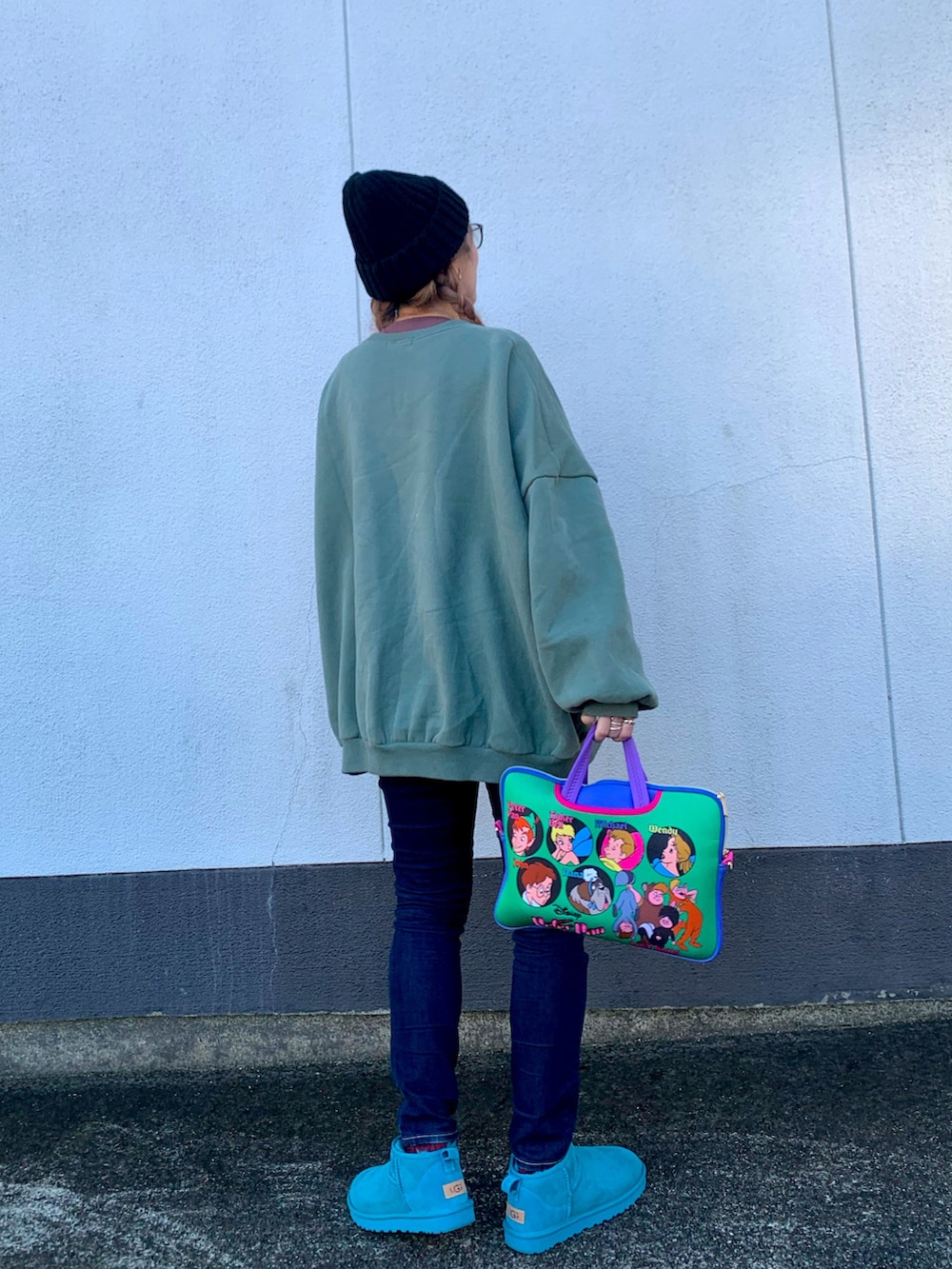 ブルー系のブーツ、ブラック系のデニムパンツ、ホワイト系のスウェットを着用したレディースの冬コーディネートの4枚目の写真