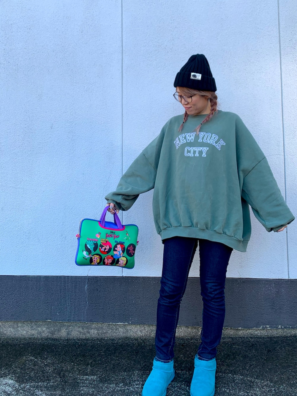 ブルー系のブーツ、ブラック系のデニムパンツ、ホワイト系のスウェットを着用したレディースの冬コーディネートの2枚目の写真