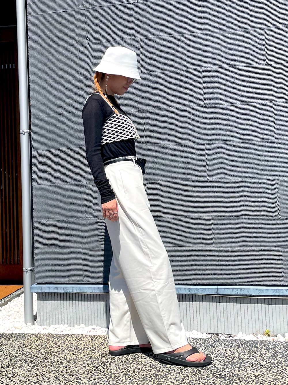 ブラック系のTシャツ/カットソー、ホワイト系のその他パンツ、ブラック系のボディバッグ/ウエストポーチを着用したレディースの秋コーディネートの4枚目の写真