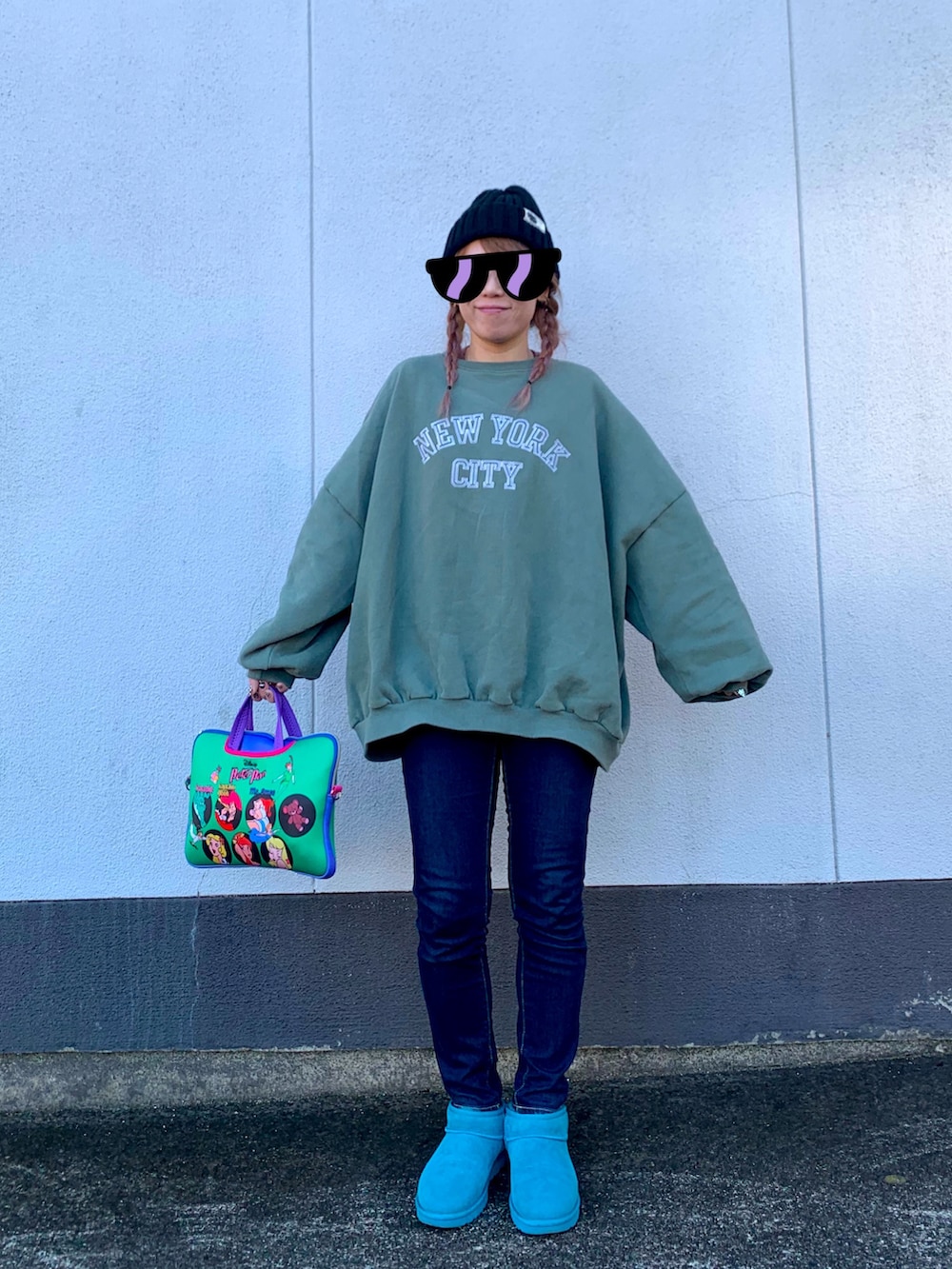 ブルー系のブーツ、ブラック系のデニムパンツ、ホワイト系のスウェットを着用したレディースの冬コーディネートの5枚目の写真