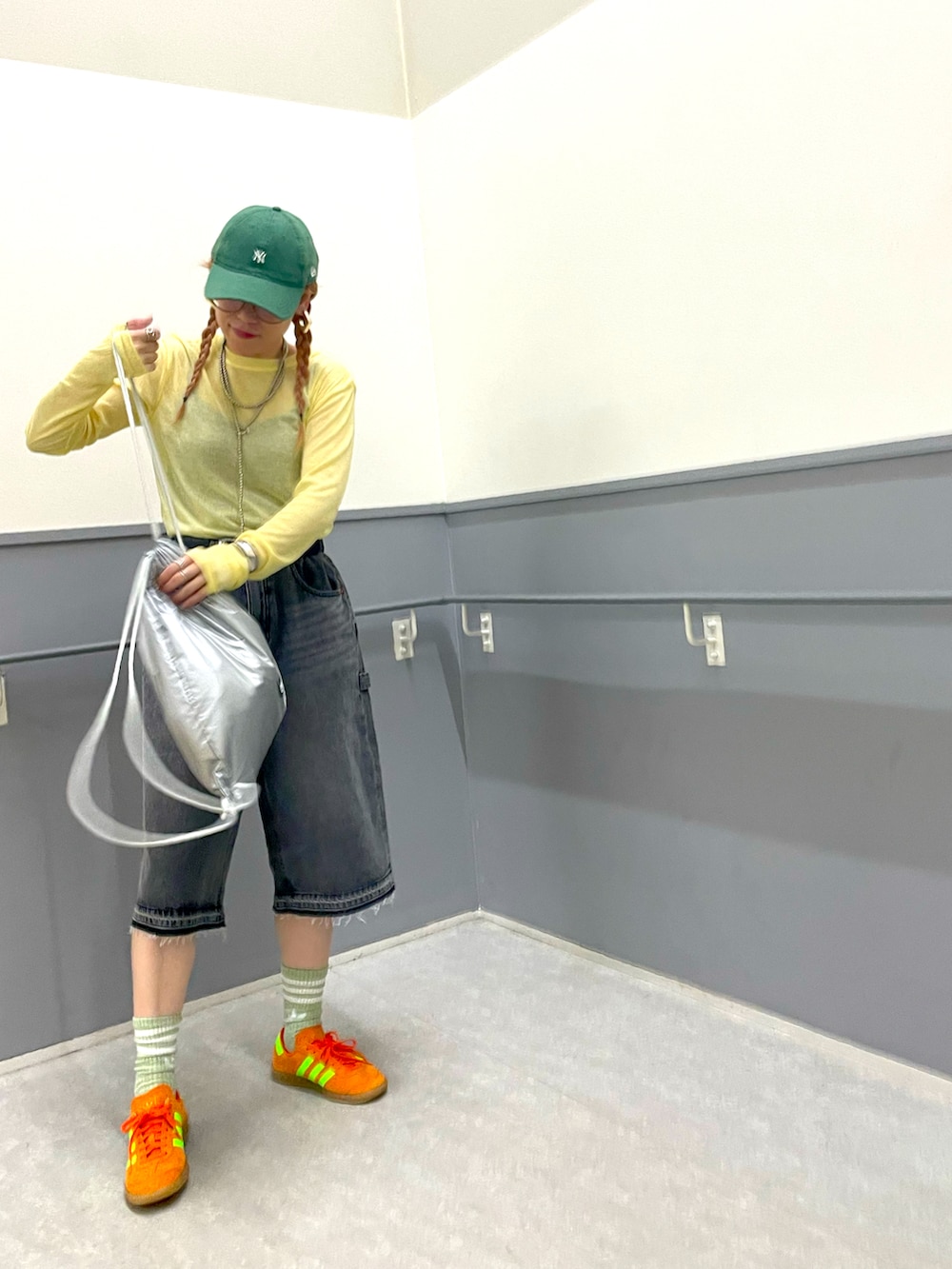 イエロー系のTシャツ/カットソー、ブラック系のその他パンツ、シルバー系のバックパック/リュックを着用したレディースの夏コーディネートの4枚目の写真