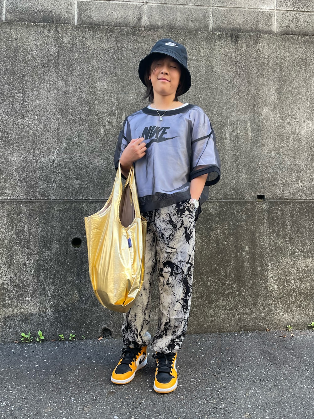 ホワイト系のTシャツ/カットソー、ブラック系のTシャツ/カットソー、イエロー系のエコバッグ/サブバッグを着用したキッズの春コーディネートの4枚目の写真
