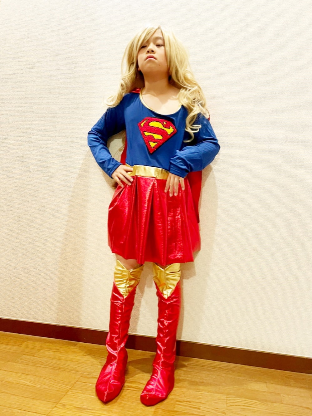 「スーパーガール、wearhalloween2021、プチプラ、スカート、ワンピース、ハロウィン、ハロウィンコーデ、ハロウィン 仮装、ハロウィンコスプレ、金髪、ウィッグ、ブーツ」｜「スーパーガールのアイテム（コスチューム/パーティーグッズ、ブルー系）」を使った、 Rey さん（キッズ・128cm）の秋コーディネートの3枚目の写真