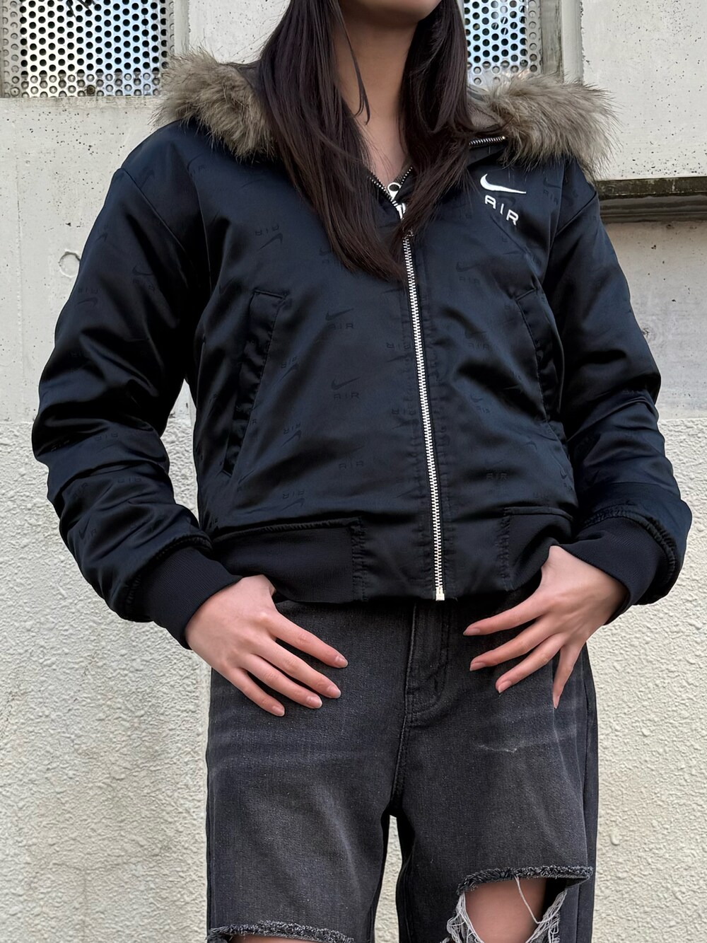 ブラック系のデニムパンツ、グリーン系のパーカー、ブラック系のブルゾンを着用したレディースの冬コーディネートの5枚目の写真