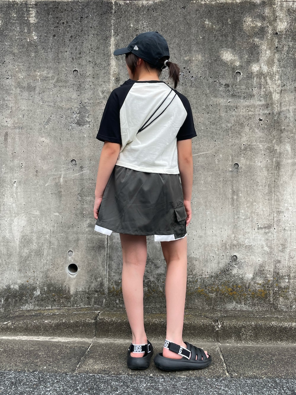 ブラック系のTシャツ/カットソー、グレー系のセットアップ、ブラック系のサンダルを着用したキッズの夏コーディネートの4枚目の写真