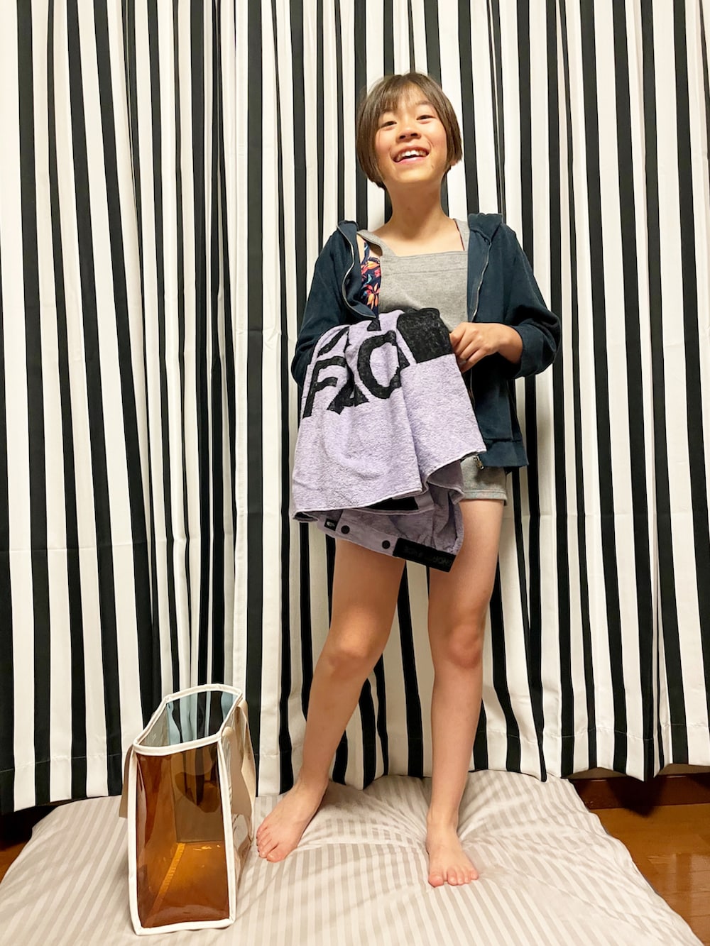 ブルー系の水着、パープル系のタオル、ベージュ系のスイムグッズを着用したキッズの夏コーディネートの4枚目の写真