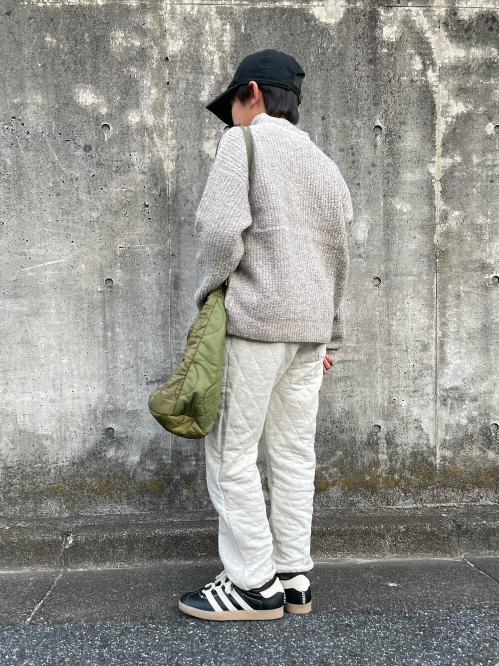 ベージュ系のニット/セーター、ベージュ系のスウェットパンツ、グリーン系のショルダーバッグを着用したキッズの冬コーディネートの3枚目の写真