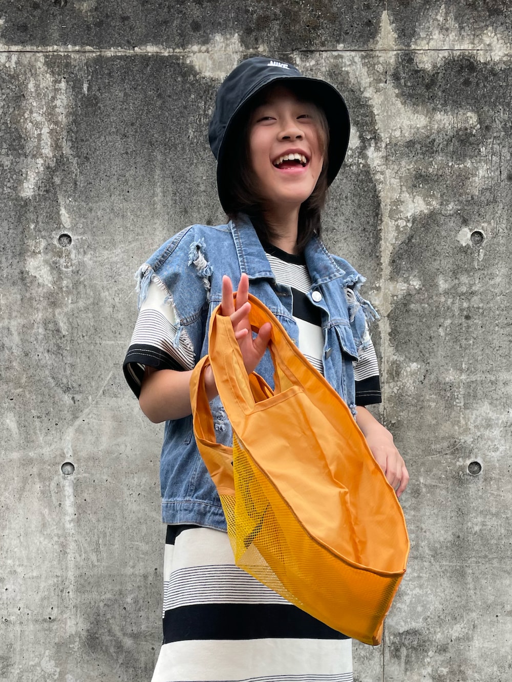 ブルー系のデニムジャケット、その他のワンピース、イエロー系のエコバッグ/サブバッグを着用したキッズの夏コーディネートの5枚目の写真