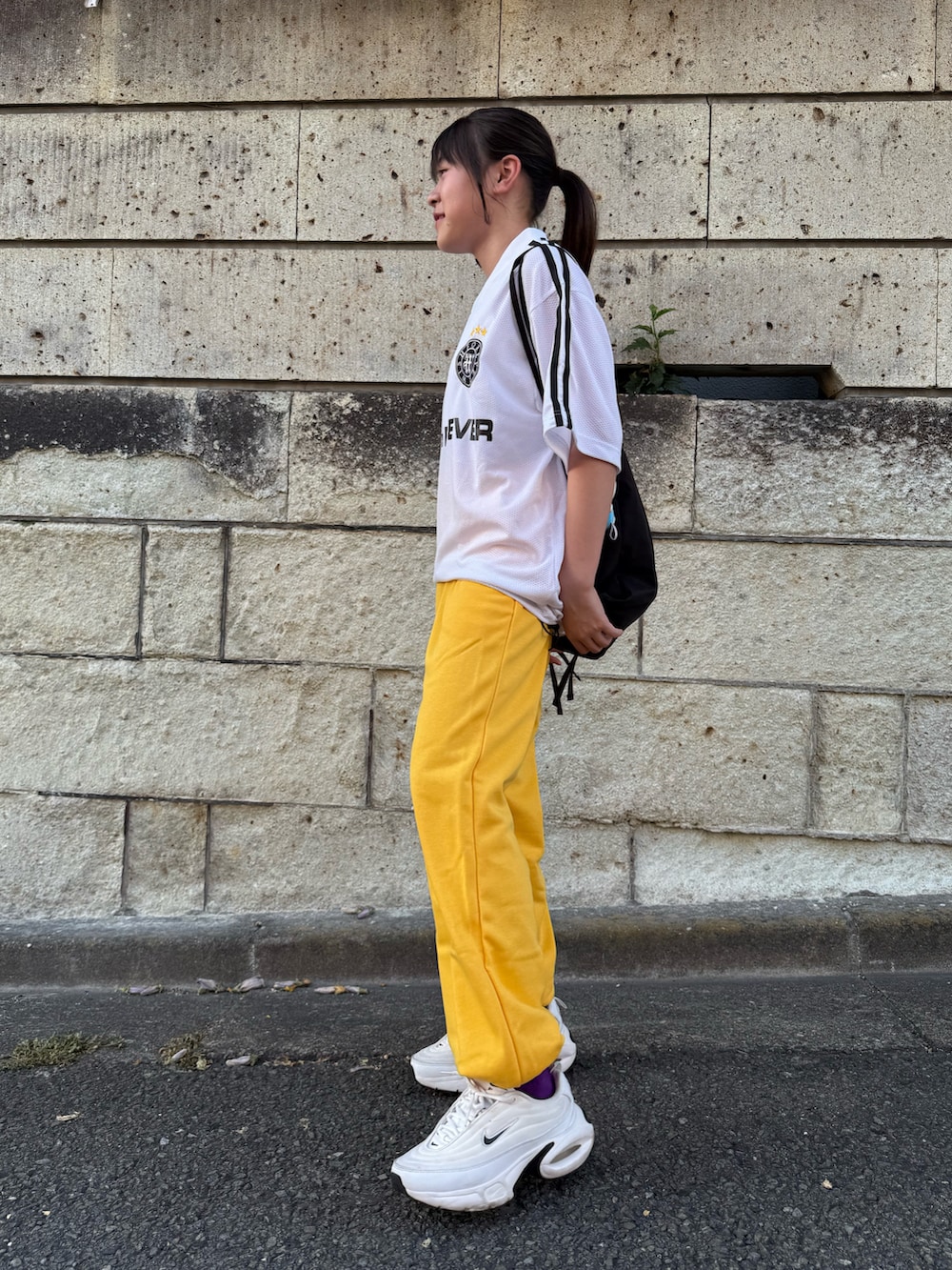「白Tシャツ、夏コーデ、カラーコーデ、ダンスコーデ、スウェットパンツ、イエロー、ロゴT、バックパック、リュック、プチプラ、スポーツミックス、スニーカー、Tシャツ、スウェット、アウトドアスタイル」｜「NIKEのナイキ エア マックス ポータル ウィメンズシューズ / Nike Air Max Portal Women's Shoes HF3053-103 Summit White（スニーカー、ホワイト系）」を使った、 Rey さん（骨格ストレート・キッズ・150cm）の夏コーディネートの2枚目の写真