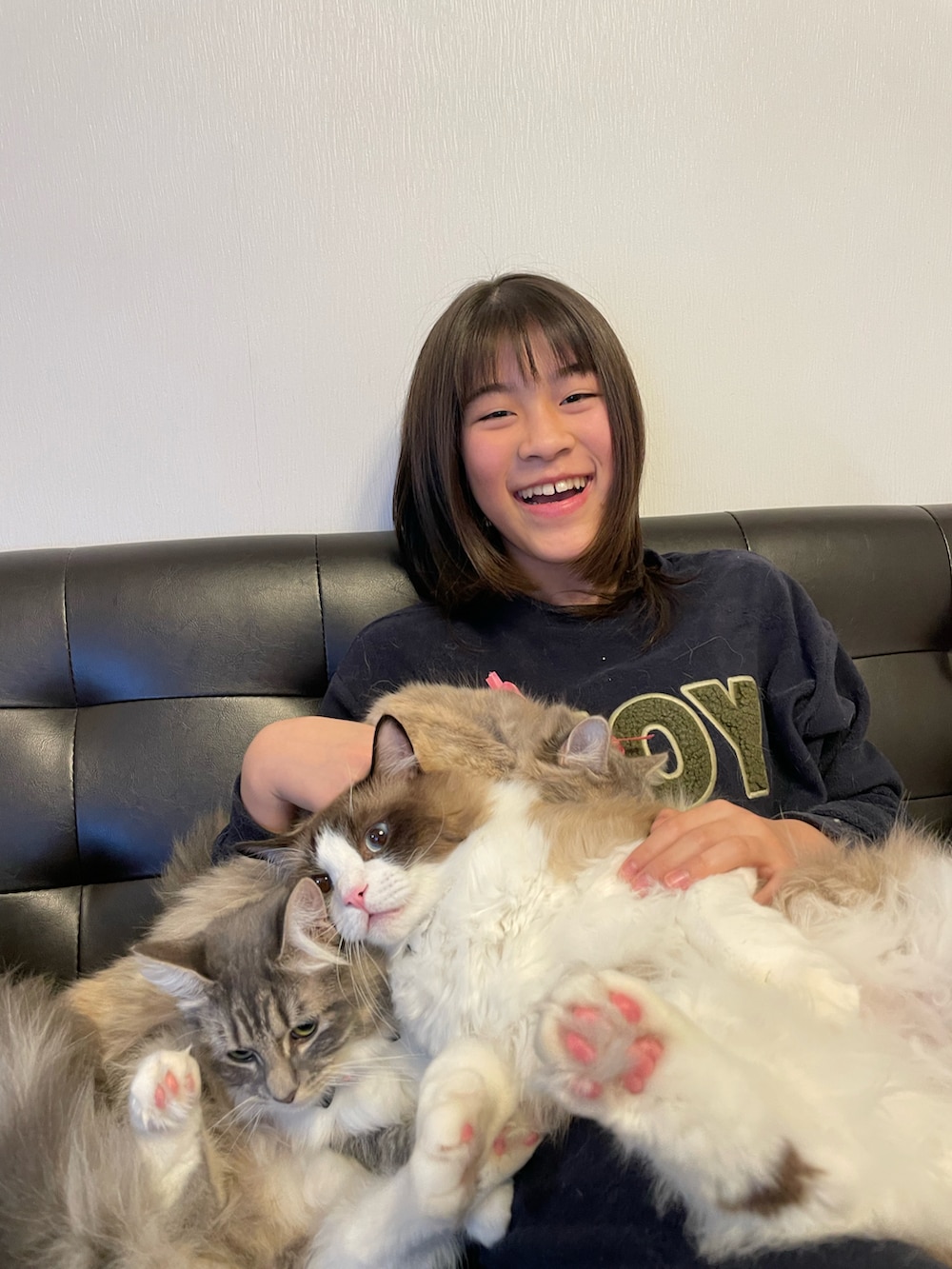 ブルー系のルームウェア/パジャマ、ベージュ系のクッション/クッションカバー、その他のペットグッズを着用したキッズの冬コーディネートの3枚目の写真