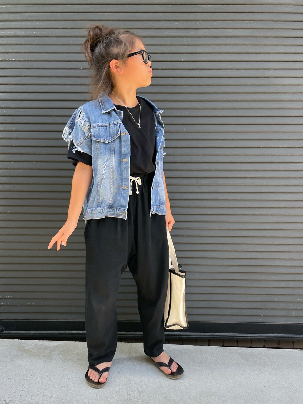 ブルー系のデニムジャケット、ブラック系のTシャツ/カットソー、ブラック系のその他パンツを着用したキッズの夏コーディネートの2枚目の写真