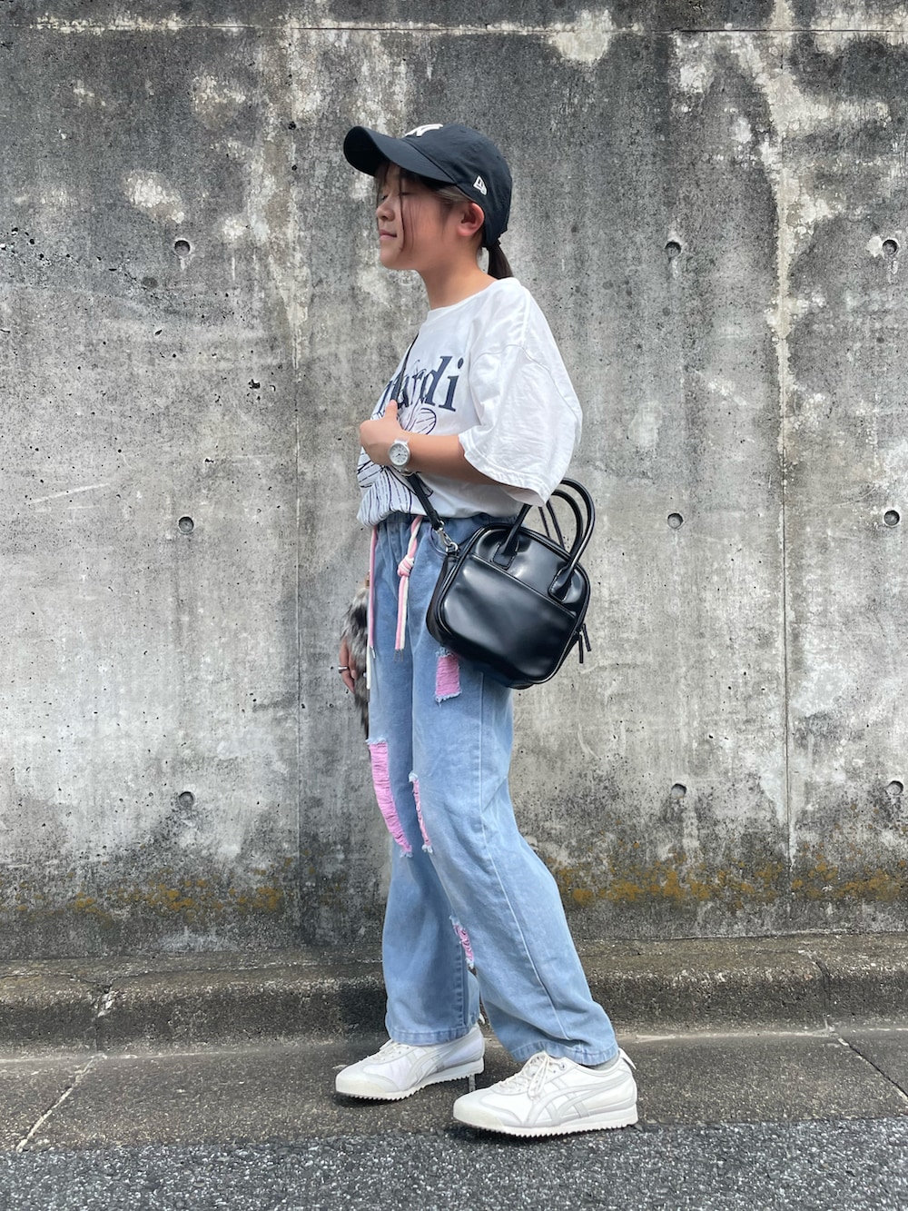 ホワイト系のTシャツ/カットソー、ブルー系のデニムパンツ、ブラック系のボストンバッグを着用したキッズの夏コーディネートの3枚目の写真