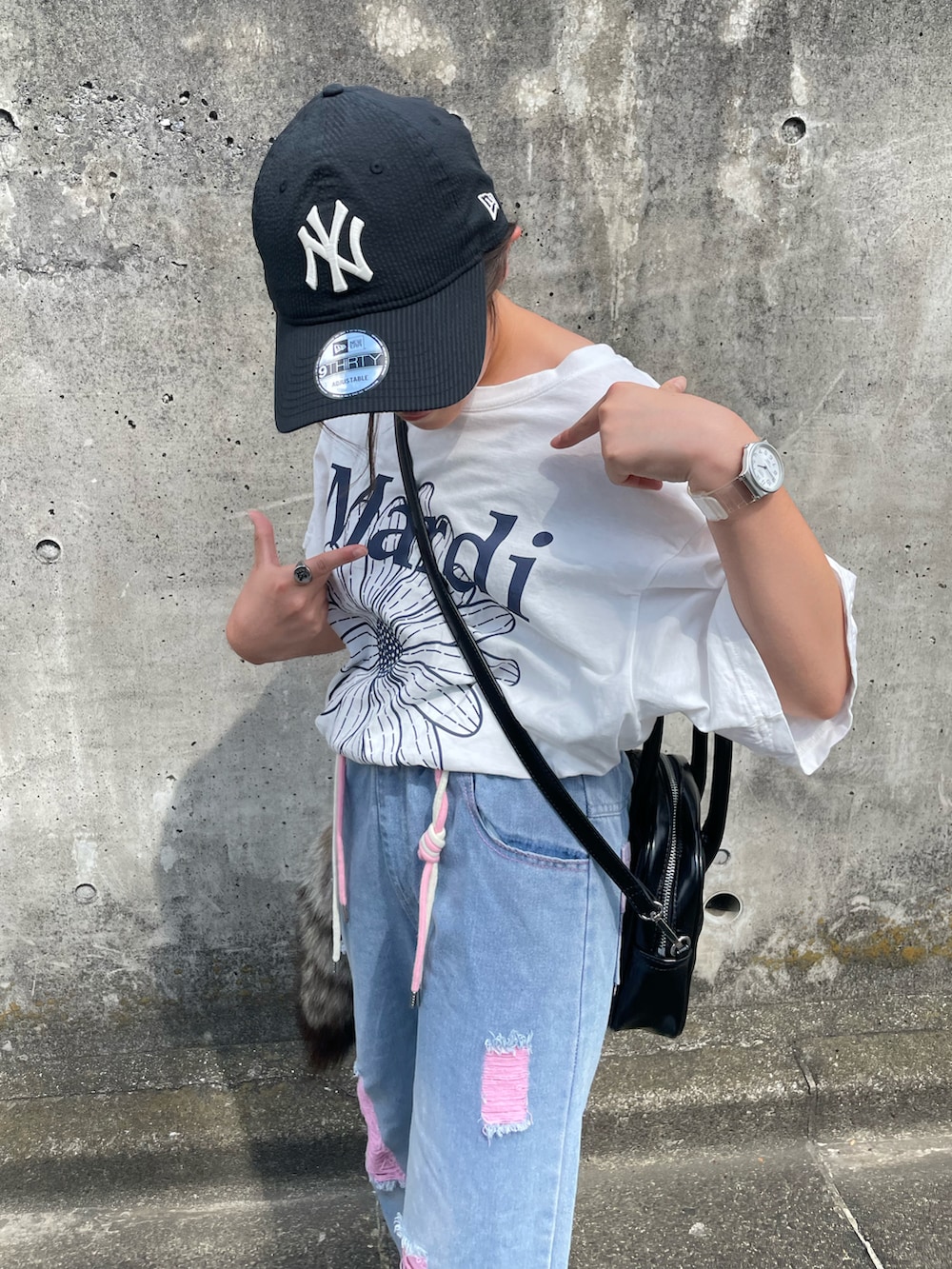 ホワイト系のTシャツ/カットソー、ブルー系のデニムパンツ、ブラック系のボストンバッグを着用したキッズの夏コーディネートの5枚目の写真